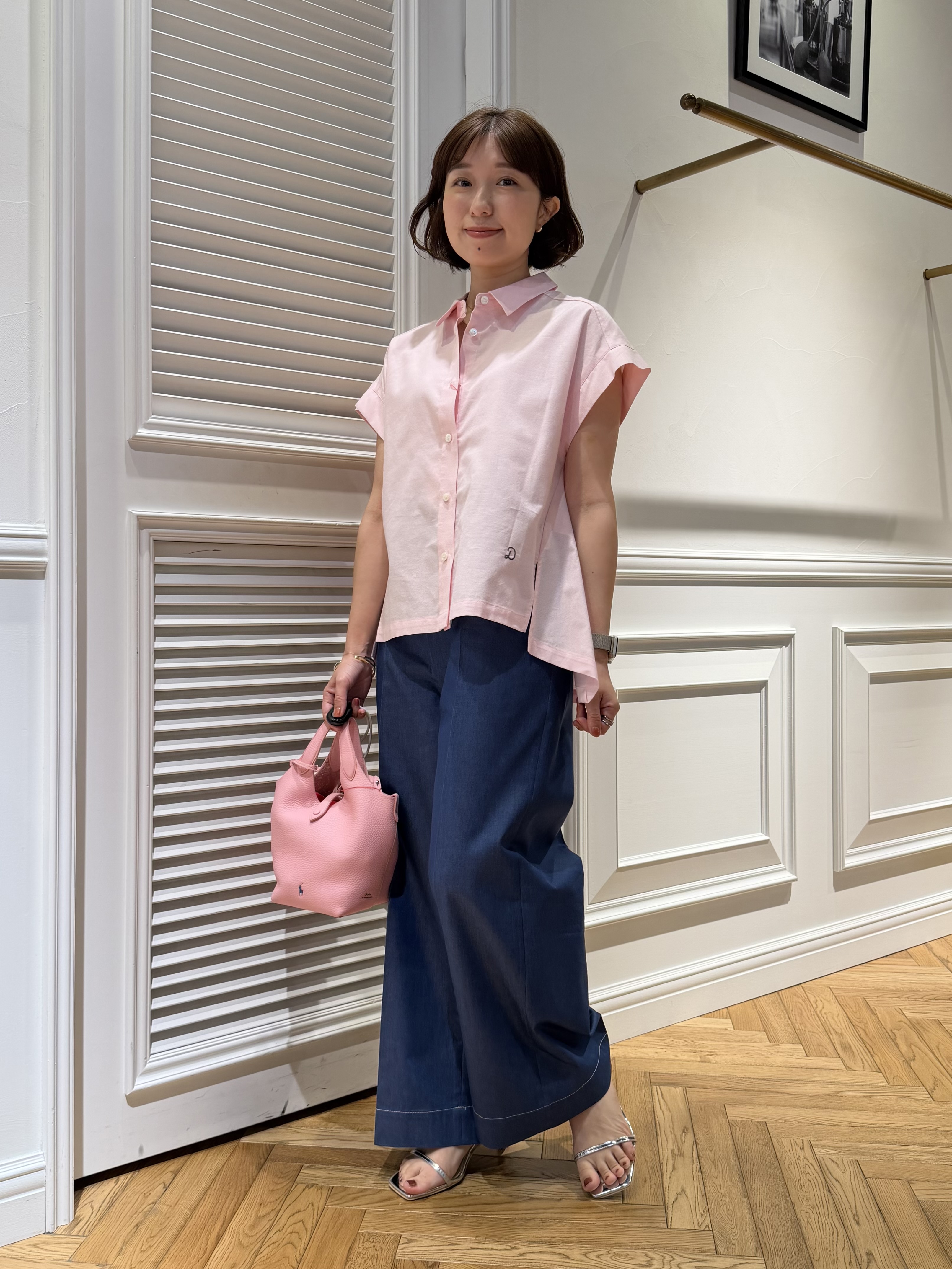 つじ まこさんの「DRESSTERIOR｜【毎年人気/ウォッシャブル】バックフレアオックスシャツ」を使ったコーディネート