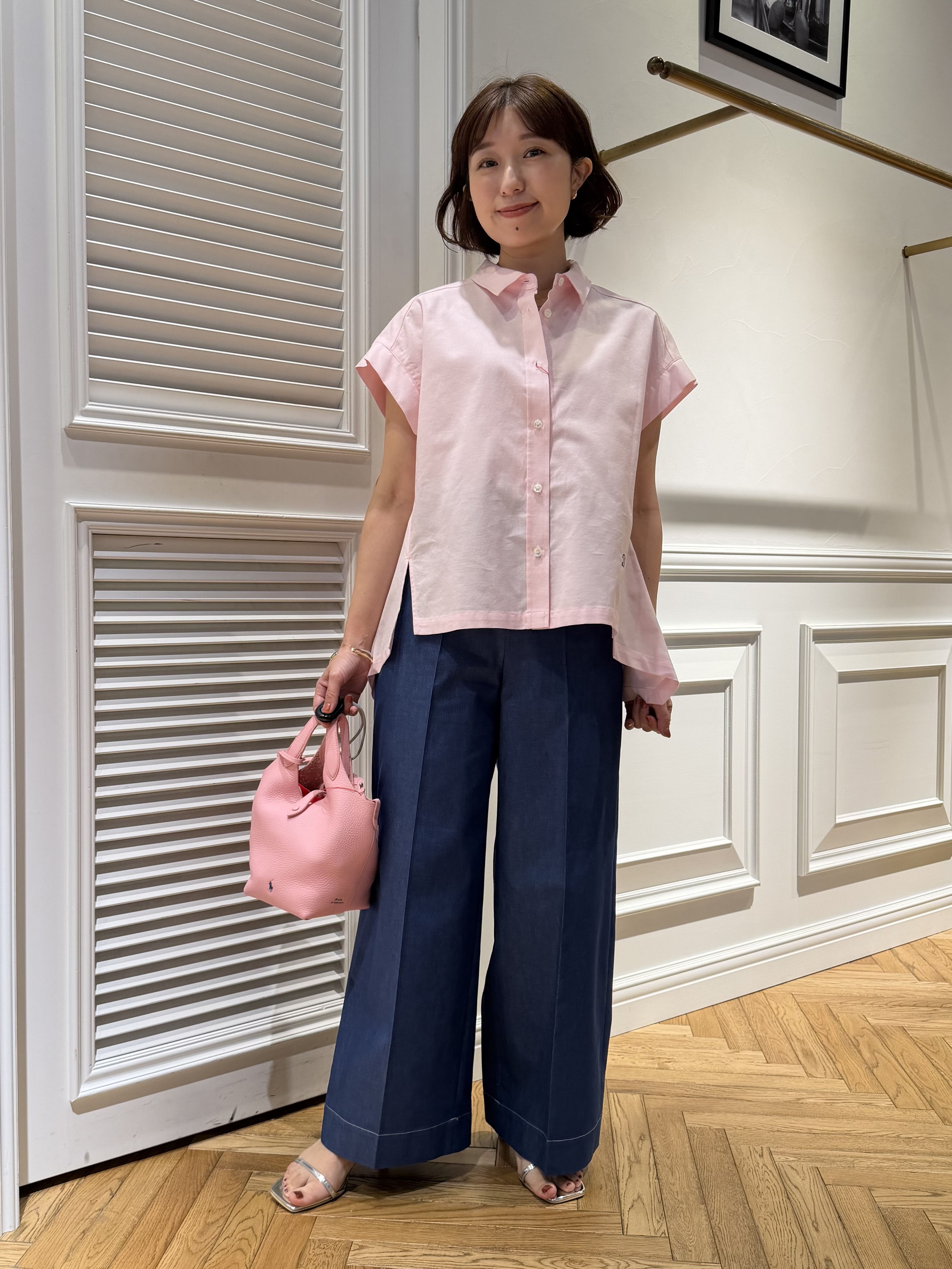 つじ まこさんの「DRESSTERIOR｜【毎年人気/ウォッシャブル】バックフレアオックスシャツ」を使ったコーディネート
