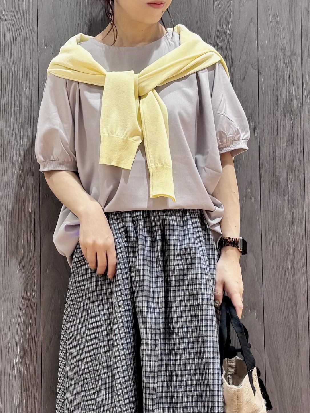 meiさんの「SHOO･LA･RUE｜【洗濯機可/UV/アンチピリング/S-LL】いろいろボタンが華やか クルーネックカーディガン」を使ったコーディネート