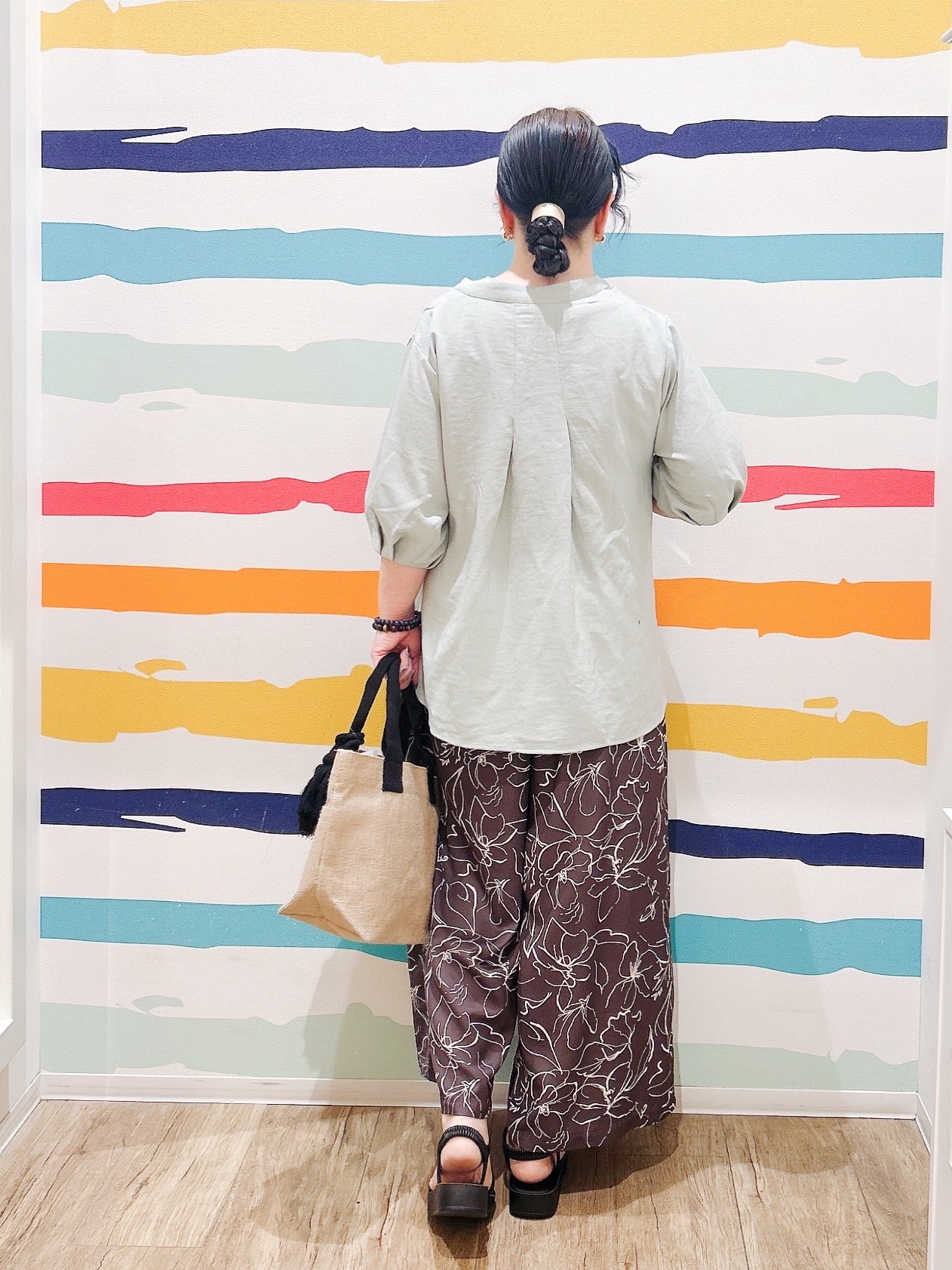 Peeさんの「SHOO･LA･RUE｜【高レビュー/洗濯後しわになりにくい/インせず着られる】自然に体型カバー 麻調ペプラムブラウス」を使ったコーディネート
