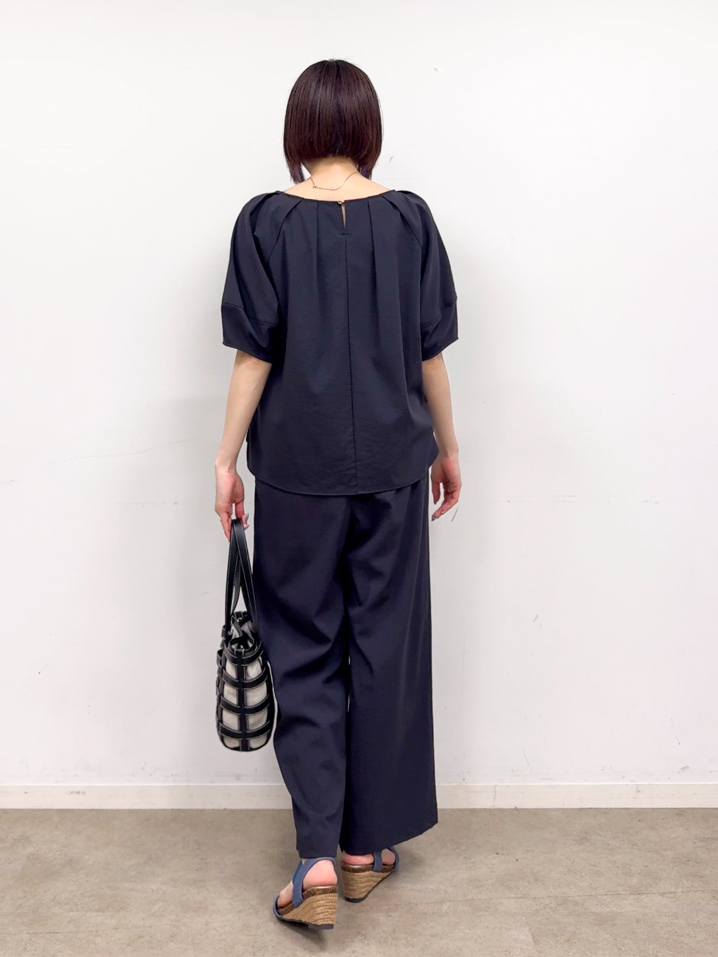 𝐜𝐡𝐢𝐤𝐚さんの「SHOO･LA･RUE｜【S-LL/洗濯機可/セットアップ可】軽凛(かろりん) ひんやりタックブラウス」を使ったコーディネート