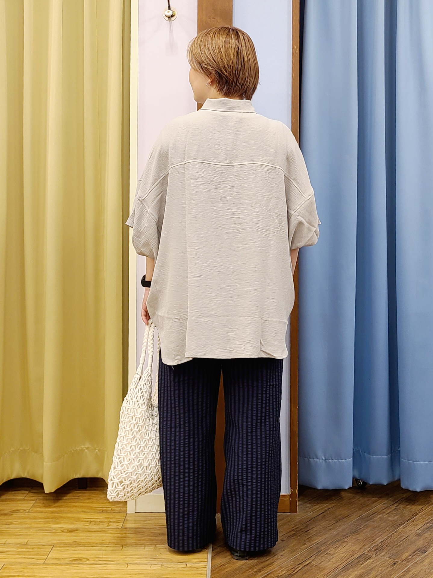 Chiiさんの「SHOO･LA･RUE｜【高レビュー/洗濯後しわになりにくい/体型カバー】きちんとゆるっと 大人の抜け感 ポンチョ風カラーシ」を使ったコーディネート