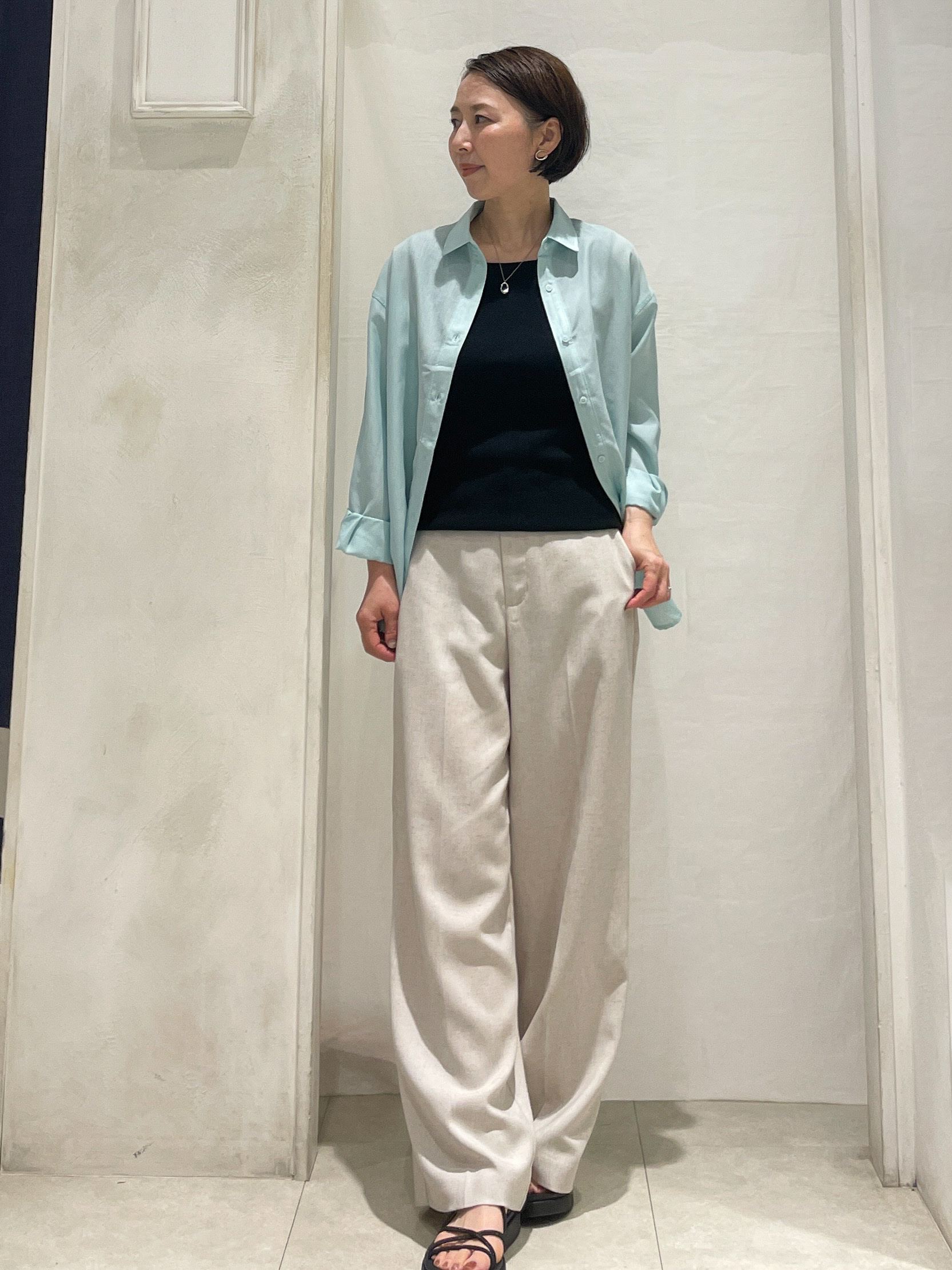 hiroさんの「grove｜【洗濯機OK・ひんやり】朝晩の気温差に◎軽やかシアーシャツ」を使ったコーディネート
