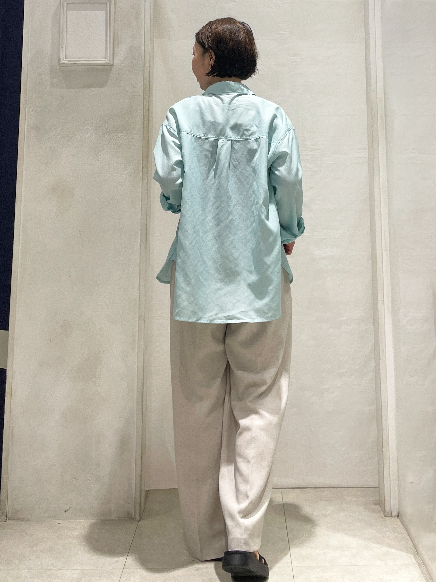 hiroさんの「grove｜【洗濯機OK・ひんやり】朝晩の気温差に◎軽やかシアーシャツ」を使ったコーディネート
