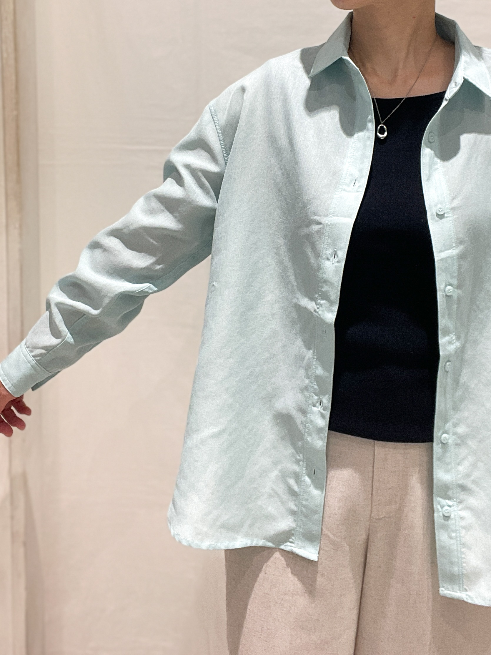 hiroさんの「grove｜【洗濯機OK・ひんやり】朝晩の気温差に◎軽やかシアーシャツ」を使ったコーディネート