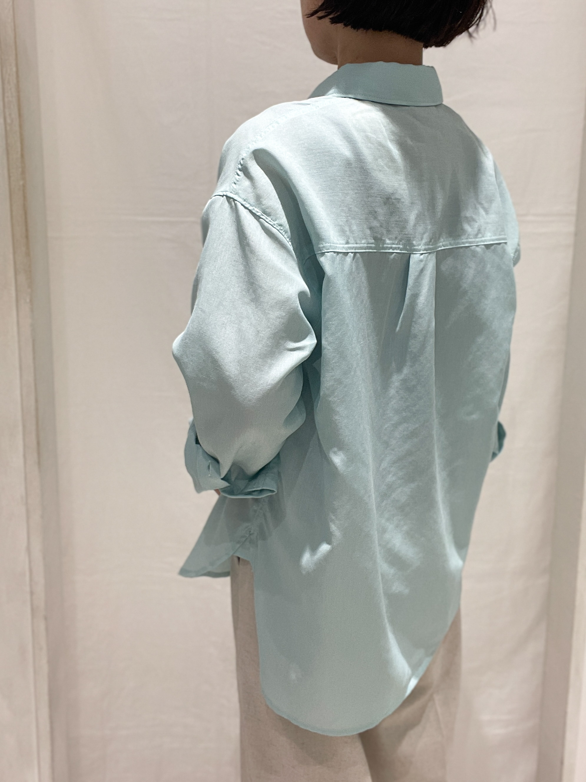 hiroさんの「grove｜【洗濯機OK・ひんやり】朝晩の気温差に◎軽やかシアーシャツ」を使ったコーディネート