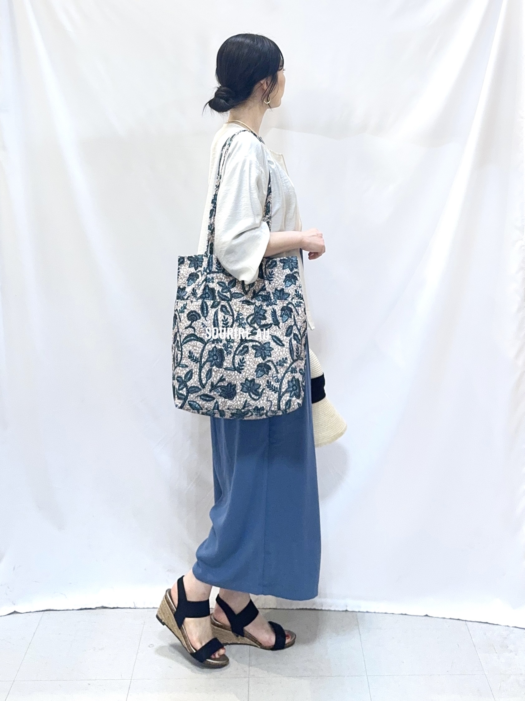 𝐇𝐢𝐫𝐨𝐦𝐢さんの「SHOO･LA･RUE｜【洗濯機可/UV/S-LL】程よい透け感 ノーカラーシアーブルゾン」を使ったコーディネート