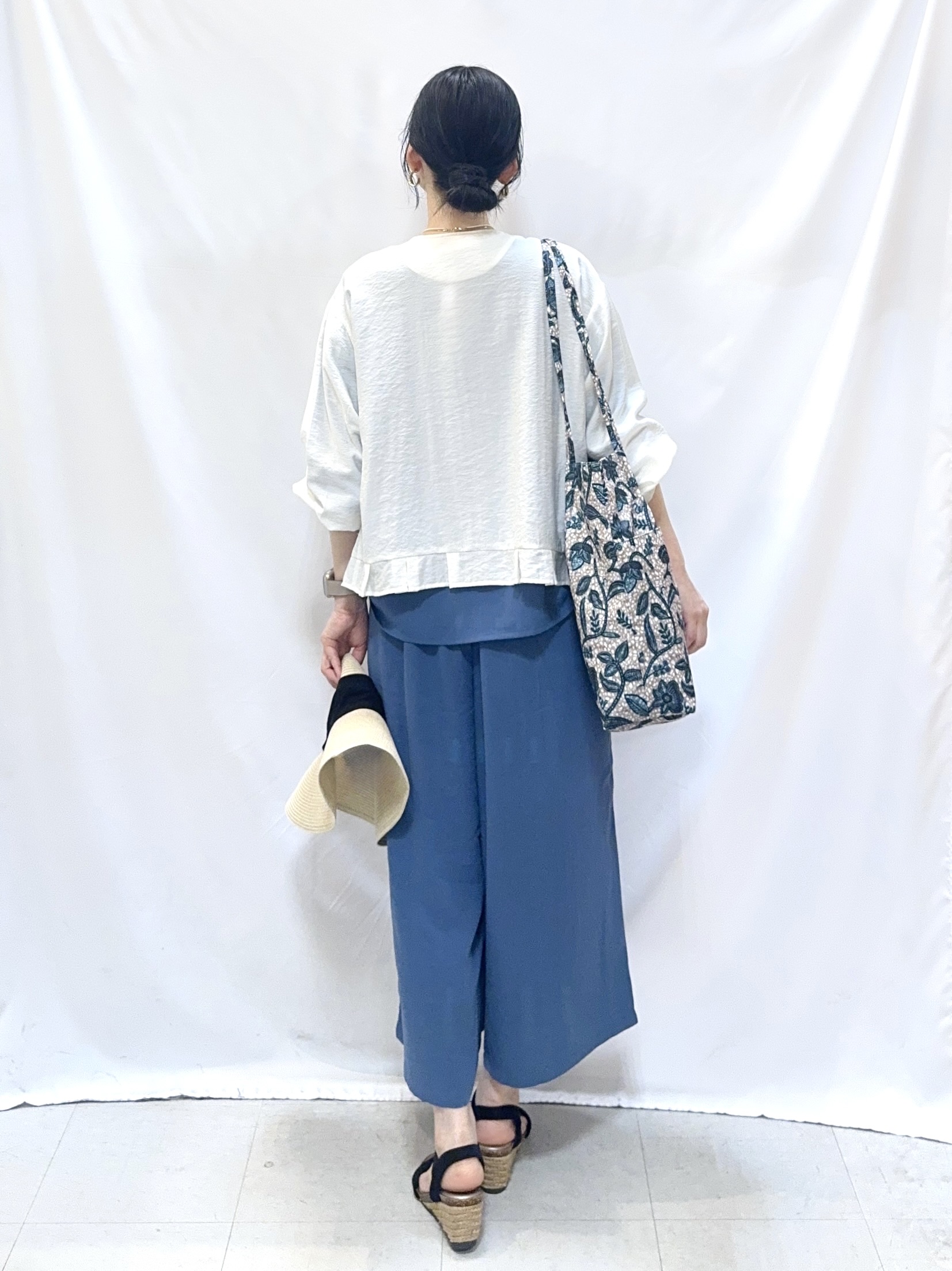 𝐇𝐢𝐫𝐨𝐦𝐢さんの「SHOO･LA･RUE｜【洗濯機可/UV/S-LL】程よい透け感 ノーカラーシアーブルゾン」を使ったコーディネート