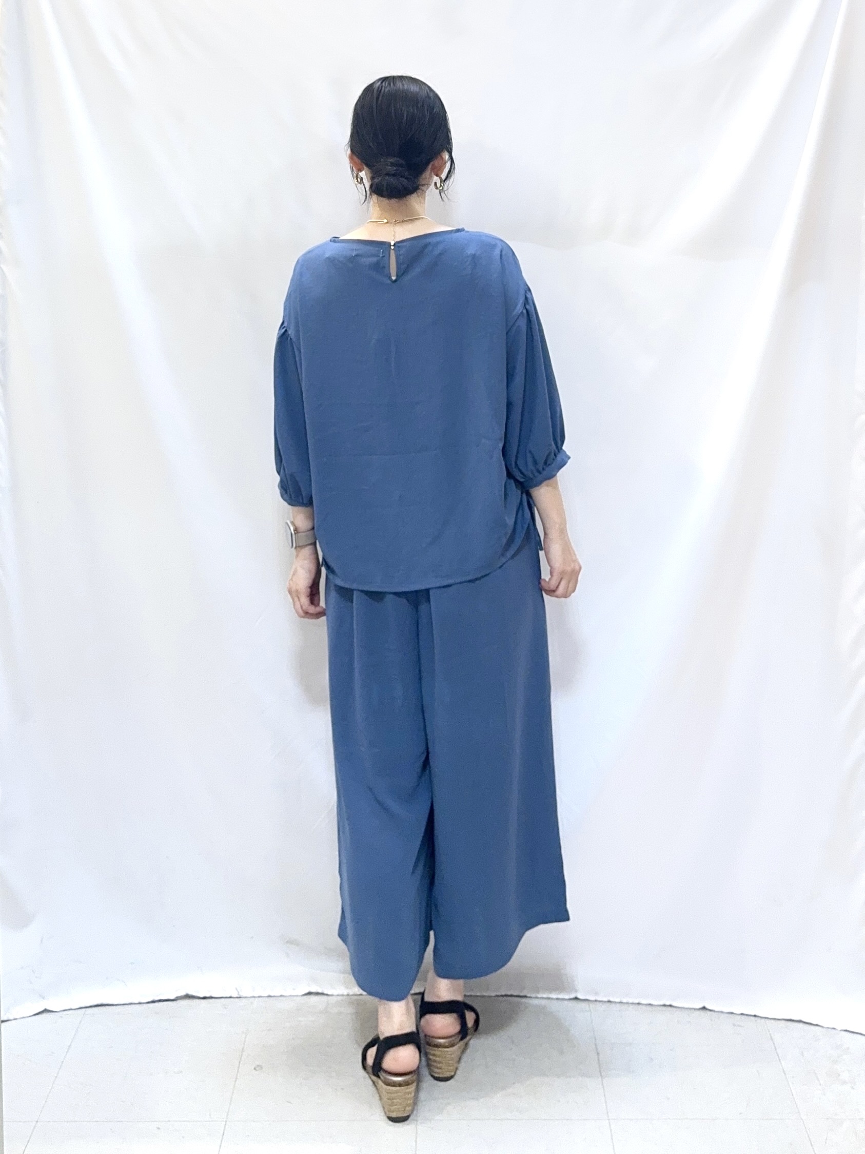 𝐇𝐢𝐫𝐨𝐦𝐢さんの「SHOO･LA･RUE｜【洗濯機可/UV/S-LL】程よい透け感 ノーカラーシアーブルゾン」を使ったコーディネート
