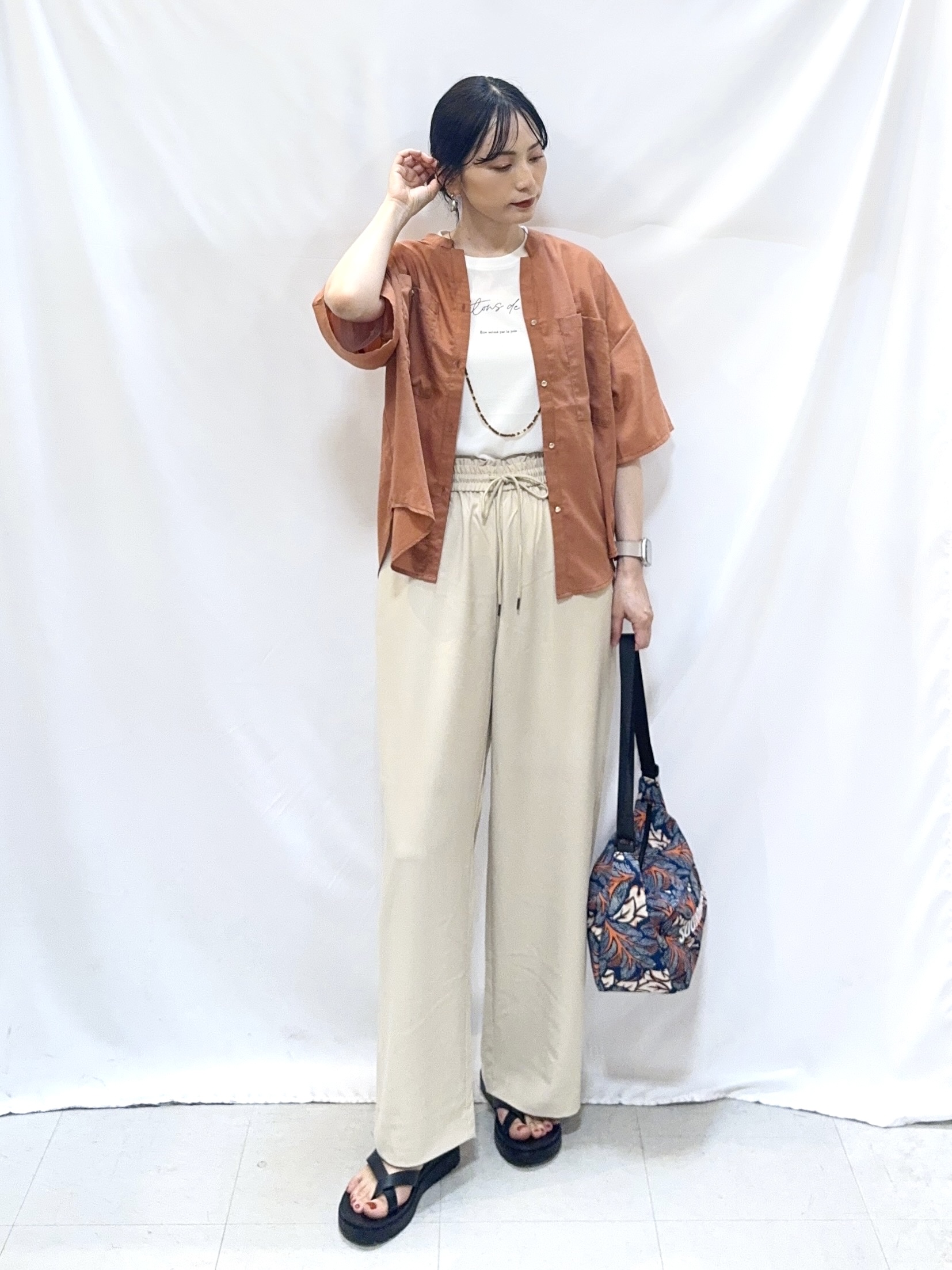 𝐇𝐢𝐫𝐨𝐦𝐢さんの「SHOO･LA･RUE｜【洗濯機可/S-LL】大人の抜け感 ゆるっと5分袖シャツ」を使ったコーディネート
