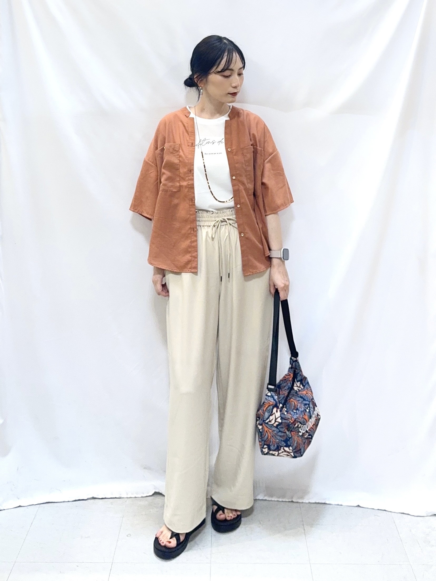 𝐇𝐢𝐫𝐨𝐦𝐢さんの「SHOO･LA･RUE｜【洗濯機可/S-LL】大人の抜け感 ゆるっと5分袖シャツ」を使ったコーディネート