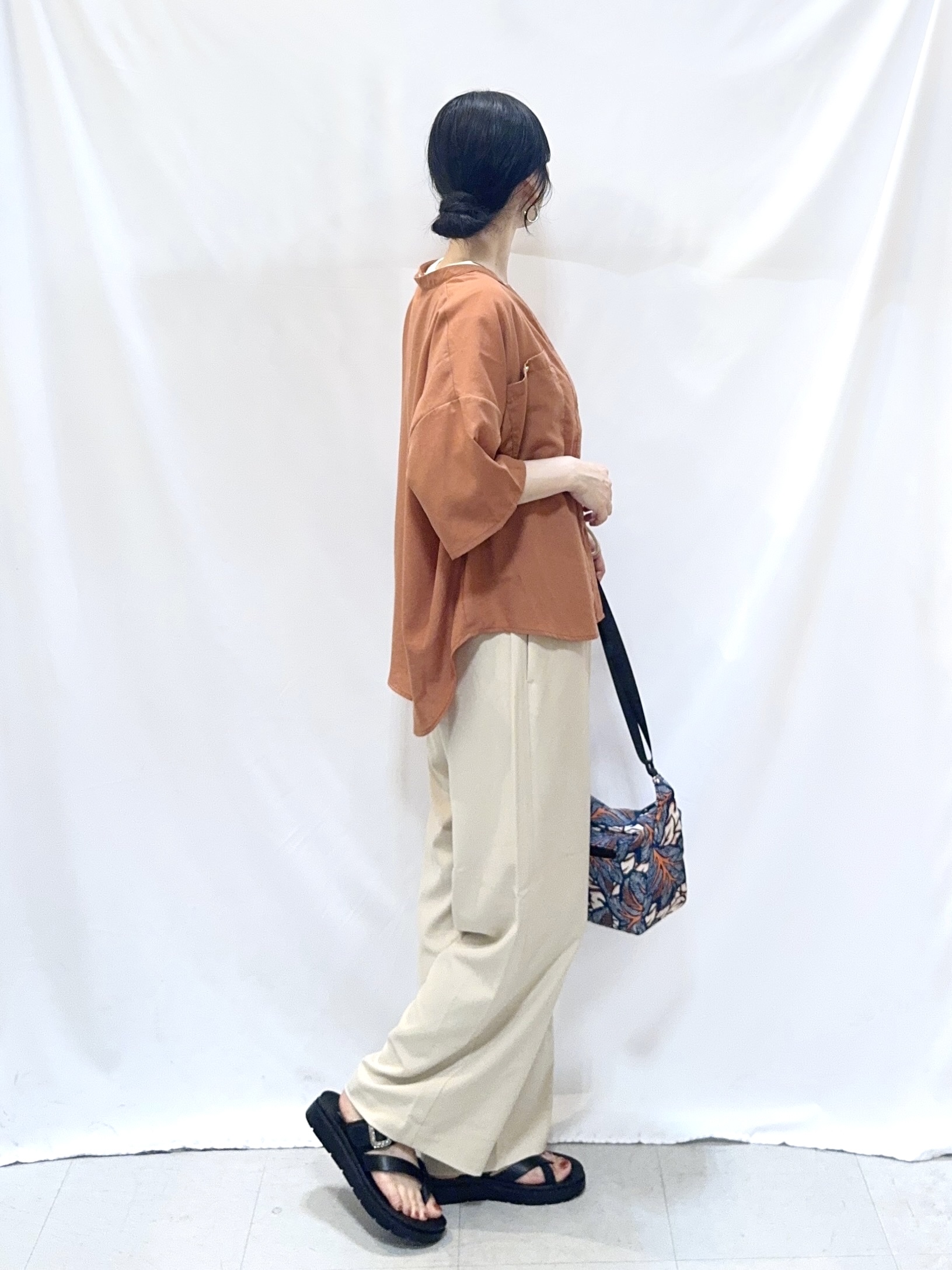 𝐇𝐢𝐫𝐨𝐦𝐢さんの「SHOO･LA･RUE｜【洗濯機可/S-LL】大人の抜け感 ゆるっと5分袖シャツ」を使ったコーディネート