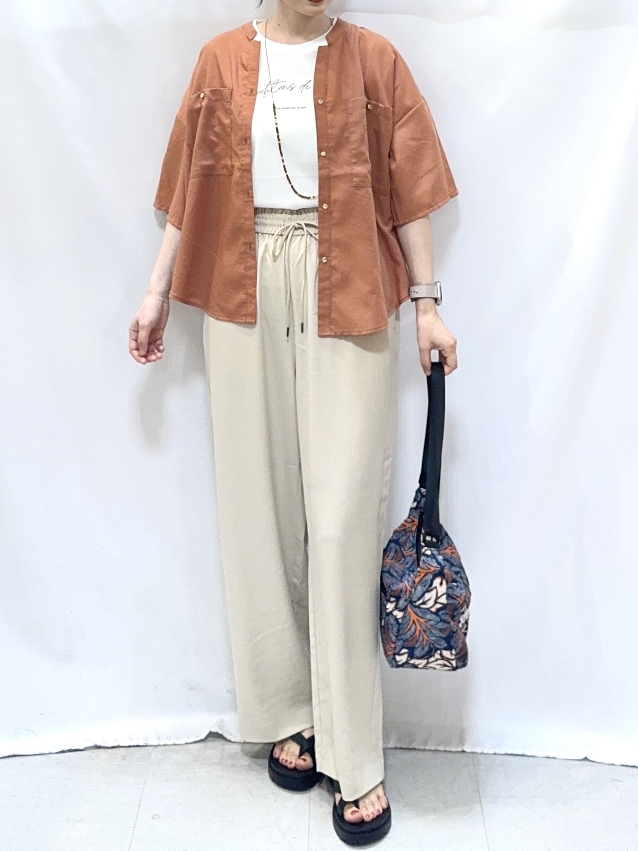 𝐇𝐢𝐫𝐨𝐦𝐢さんの「SHOO･LA･RUE｜【洗濯機可/S-LL】大人の抜け感 ゆるっと5分袖シャツ」を使ったコーディネート
