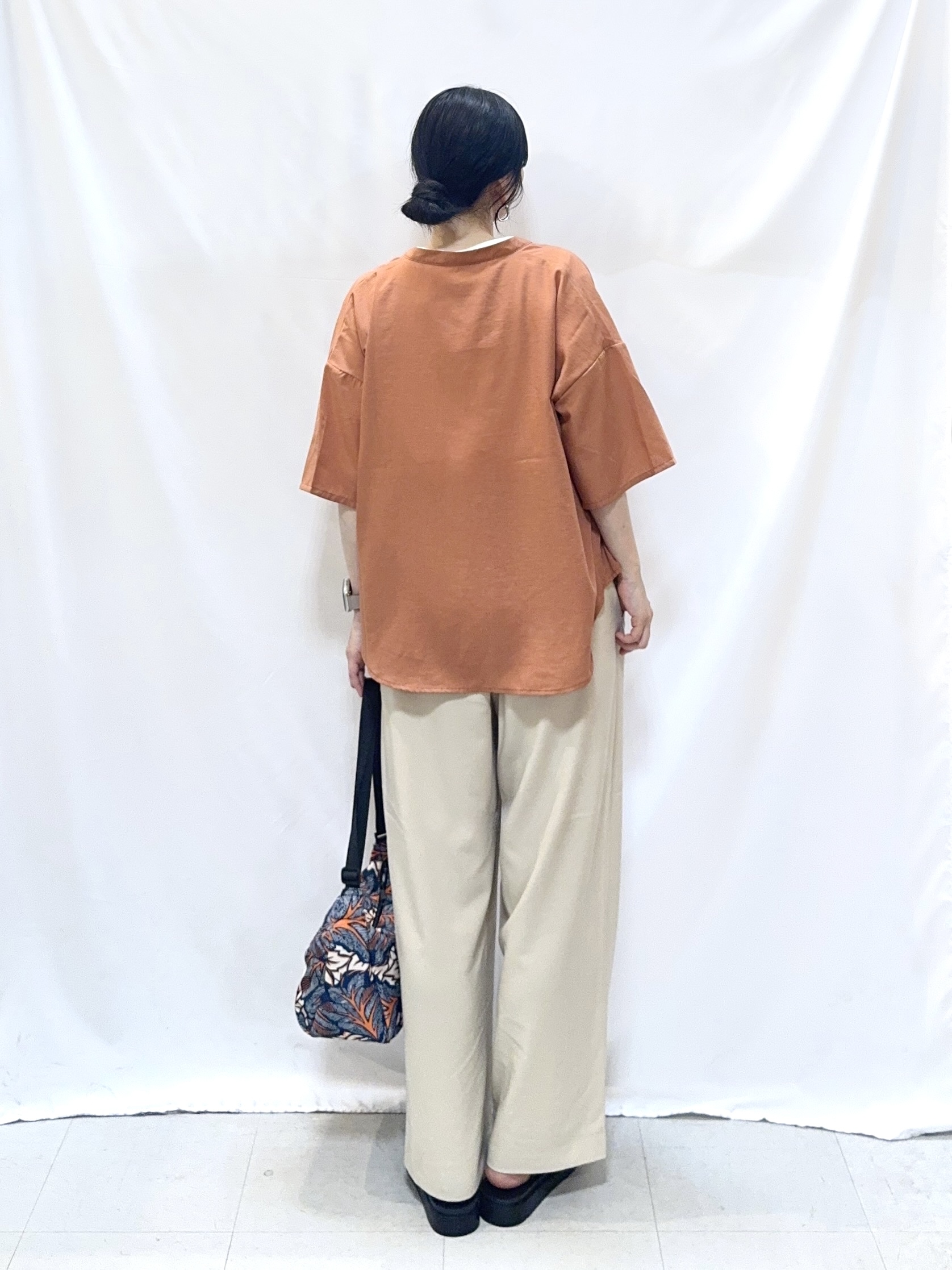 𝐇𝐢𝐫𝐨𝐦𝐢さんの「SHOO･LA･RUE｜【洗濯機可/S-LL】大人の抜け感 ゆるっと5分袖シャツ」を使ったコーディネート