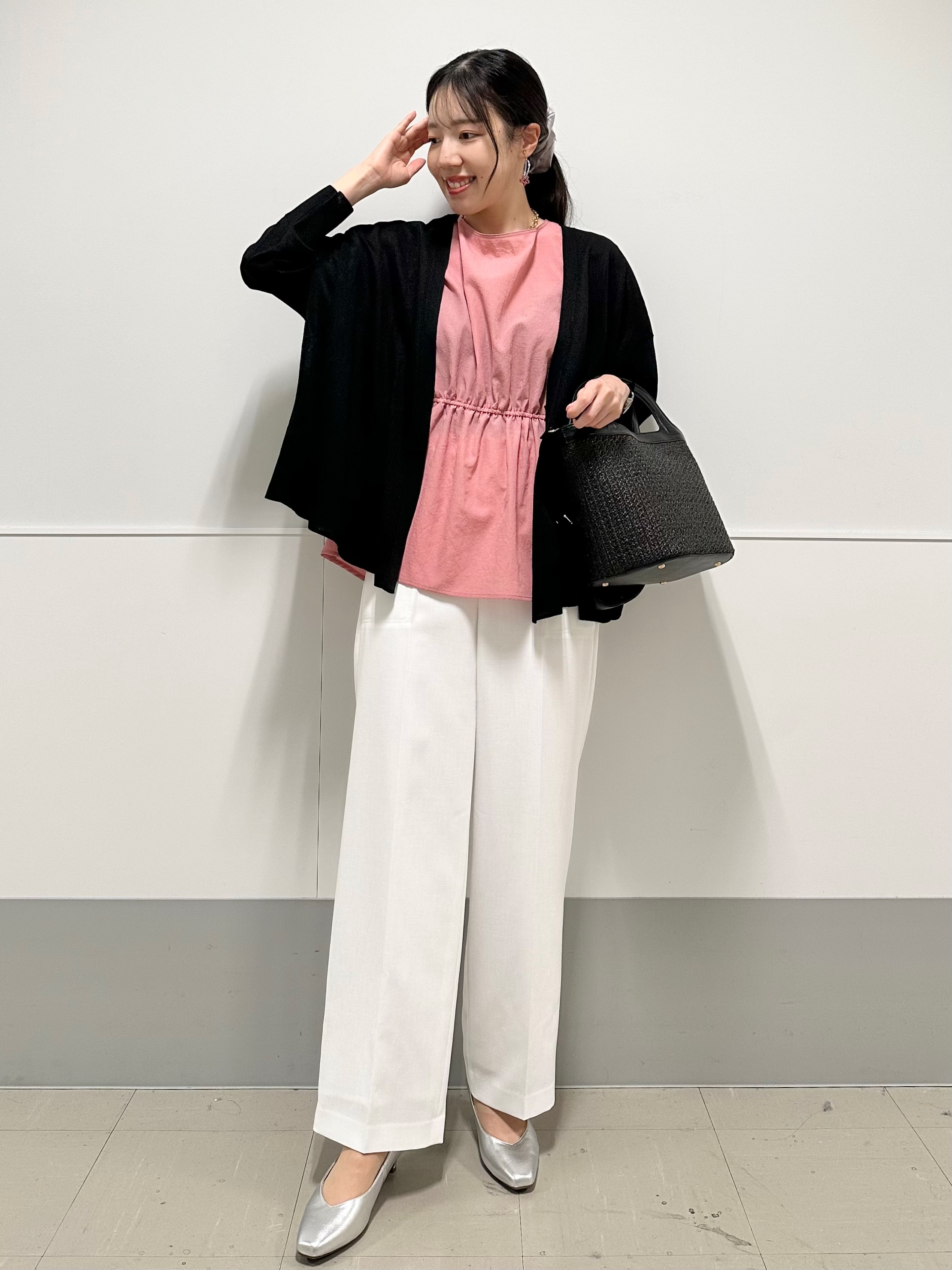 Momoさんの「Reflect｜【通気性あり／涼しい／マシンウォッシャブル】ウエストギャザーブラウス」を使ったコーディネート