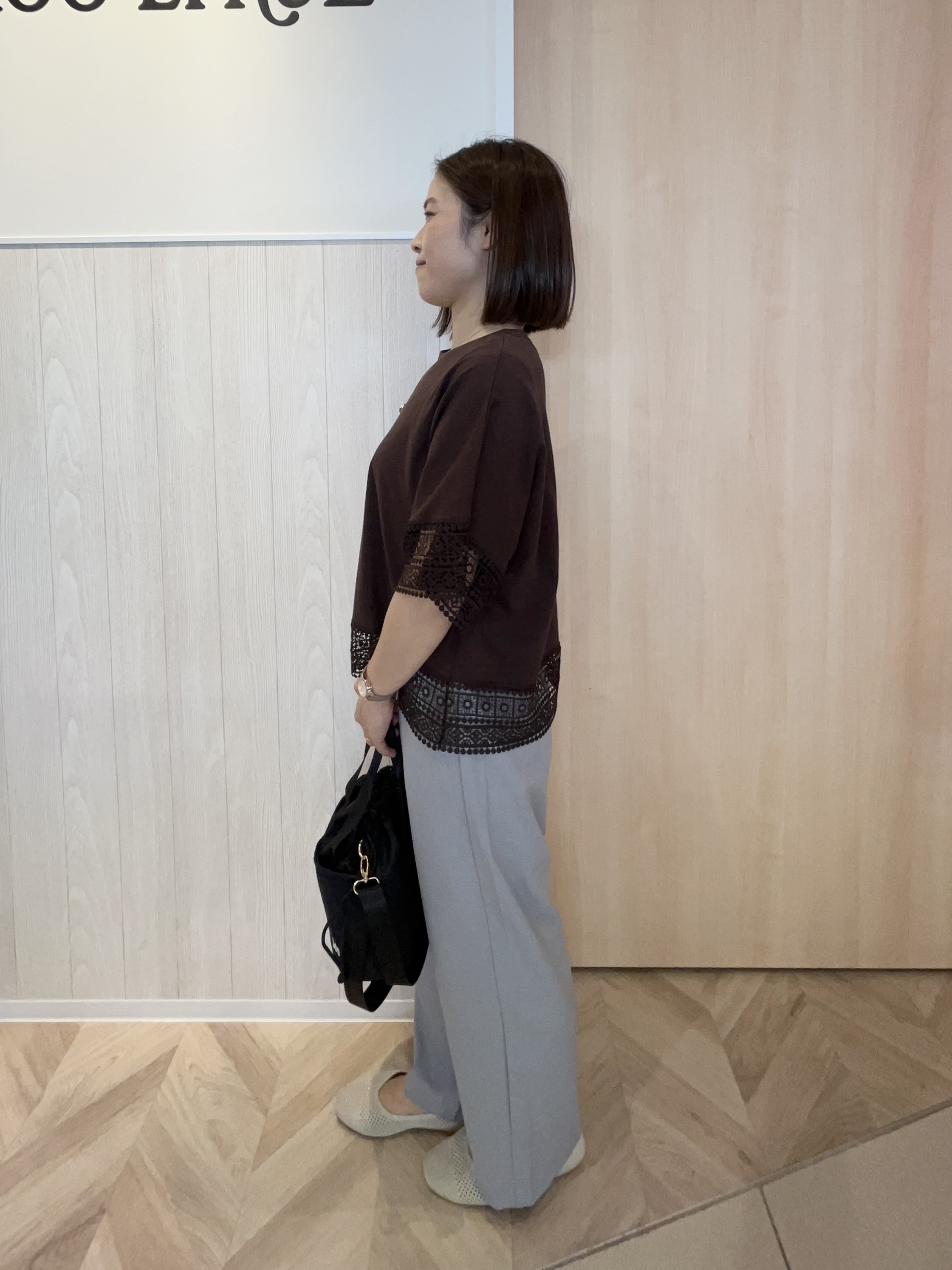 tomoさんの「SHOO･LA･RUE｜【洗濯機可/ひんやり/体型カバー/S-LL】レース使いがポイント デザインTシャツ」を使ったコーディネート