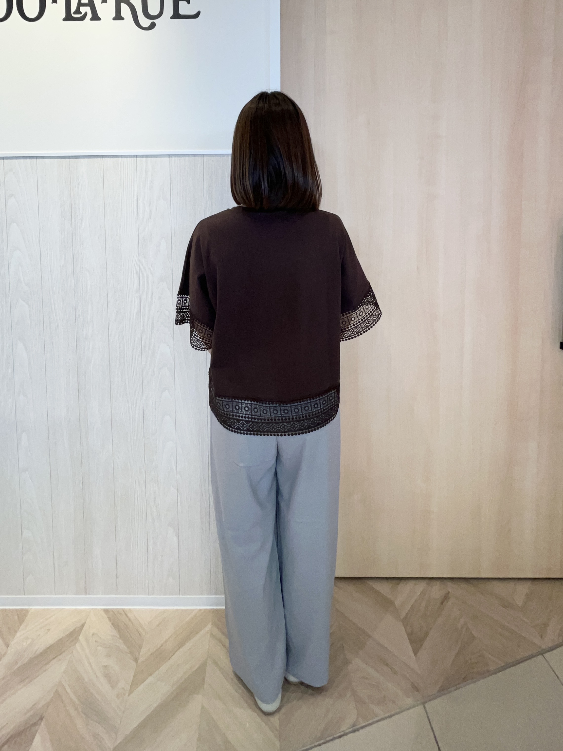 tomoさんの「SHOO･LA･RUE｜【洗濯機可/ひんやり/体型カバー/S-LL】レース使いがポイント デザインTシャツ」を使ったコーディネート
