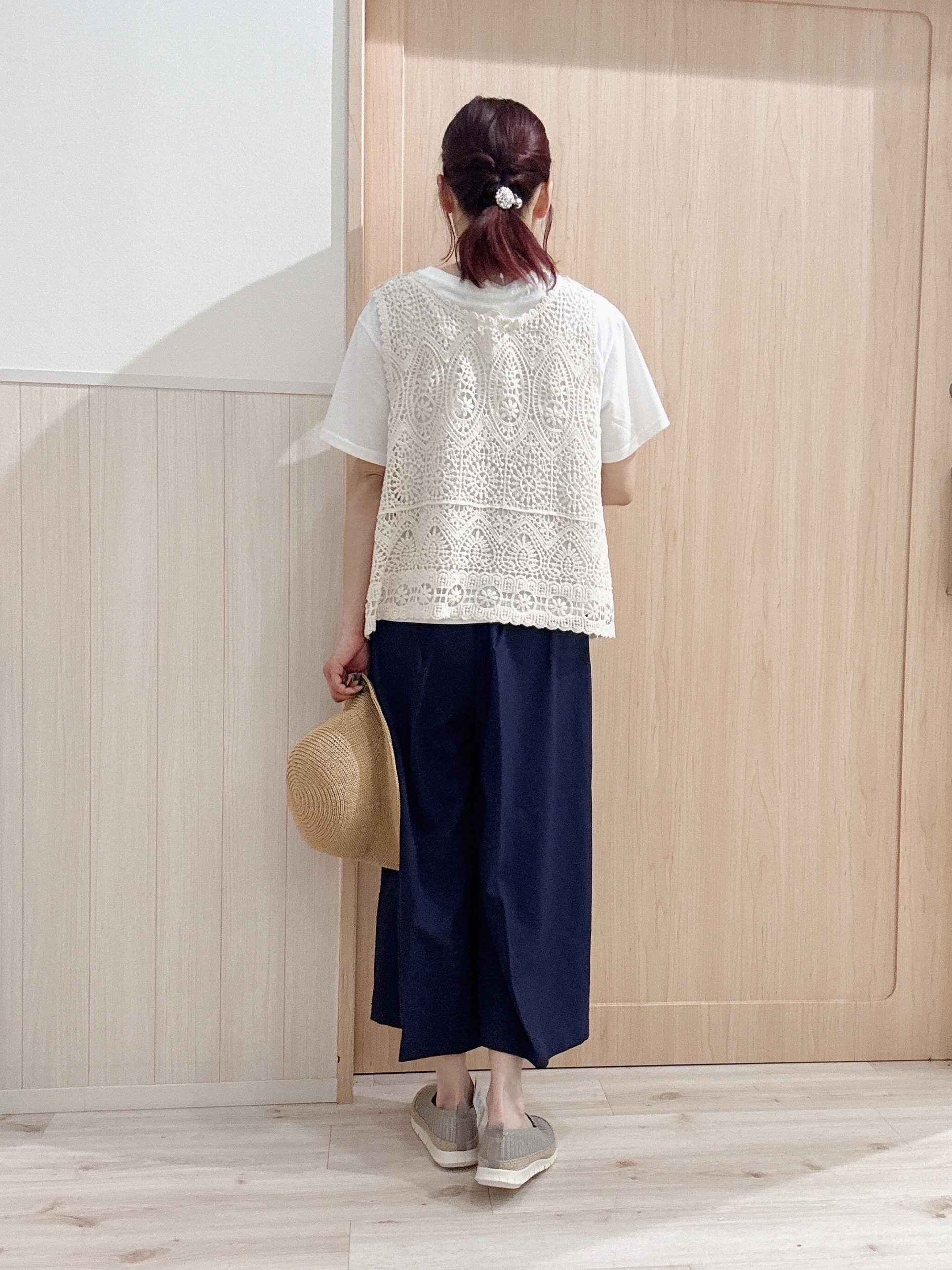 モカさんの「SHOO･LA･RUE｜【2点セット/S-LL】透かしクロシェ編みベスト＋ロゴT 大人の涼やかセット」を使ったコーディネート