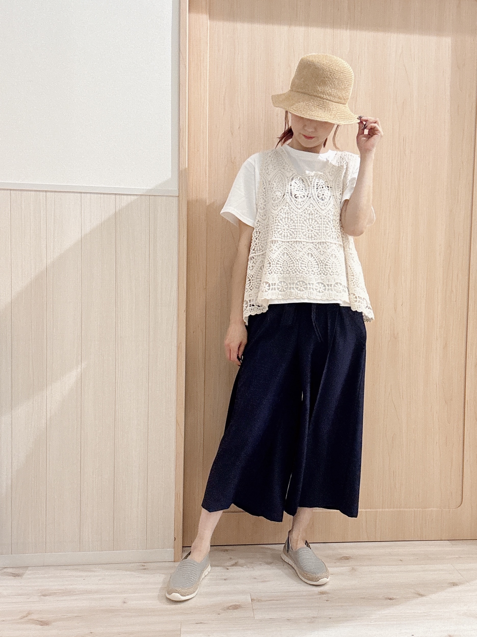 モカさんの「SHOO･LA･RUE｜【2点セット/S-LL】透かしクロシェ編みベスト＋ロゴT 大人の涼やかセット」を使ったコーディネート