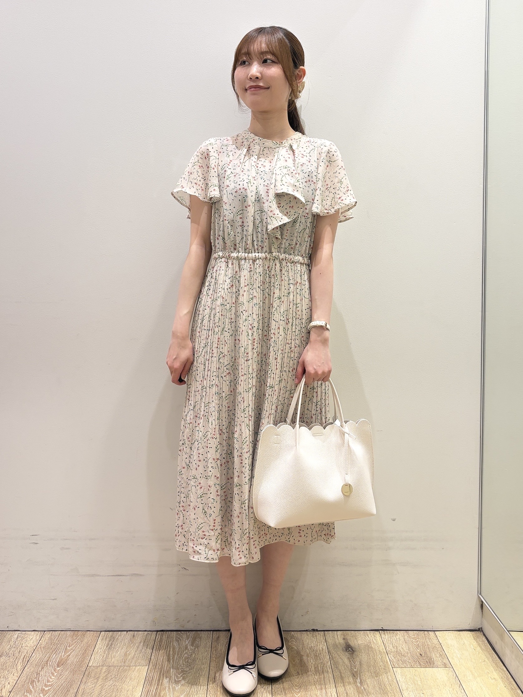 MOMOさんの「index｜◆【日比谷花壇コラボ】ラッフルタイプリーツワンピース【防シワ/洗濯機OK】」を使ったコーディネート