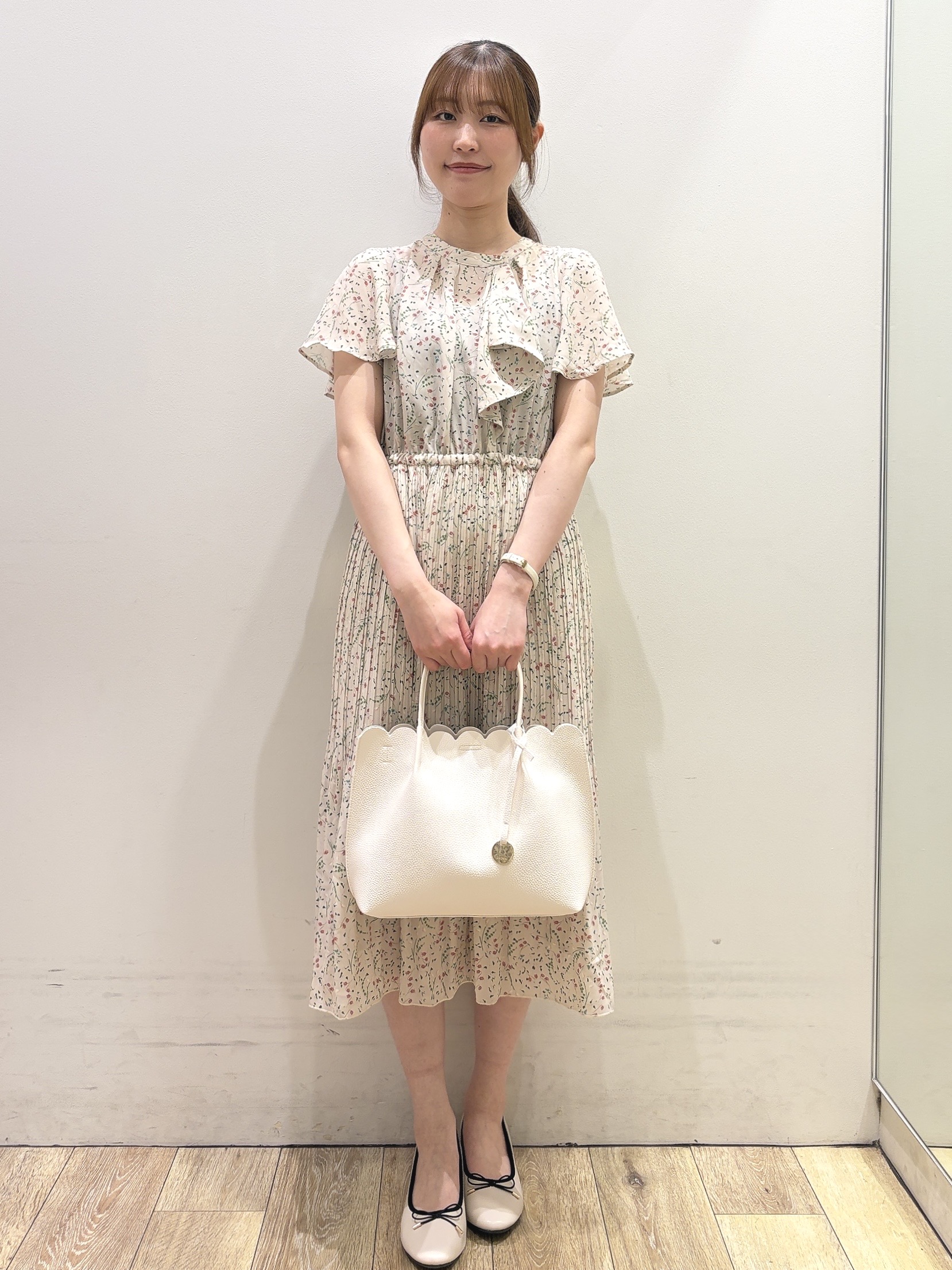 MOMOさんの「index｜◆【日比谷花壇コラボ】ラッフルタイプリーツワンピース【防シワ/洗濯機OK】」を使ったコーディネート