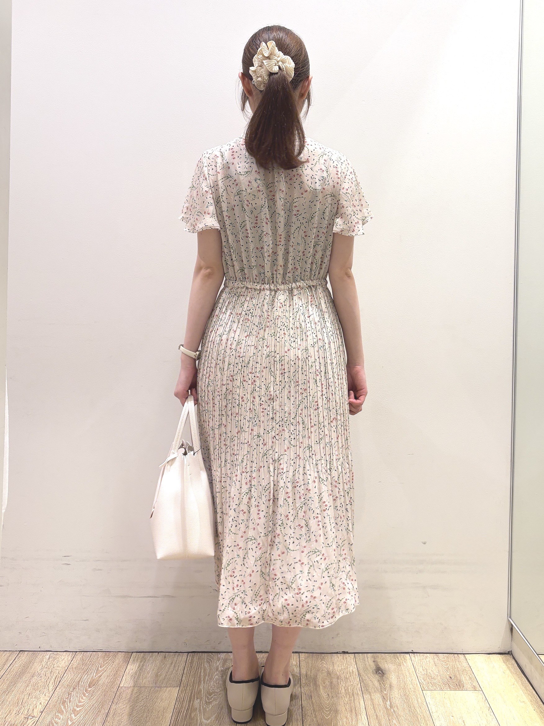 MOMOさんの「index｜◆【日比谷花壇コラボ】ラッフルタイプリーツワンピース【防シワ/洗濯機OK】」を使ったコーディネート