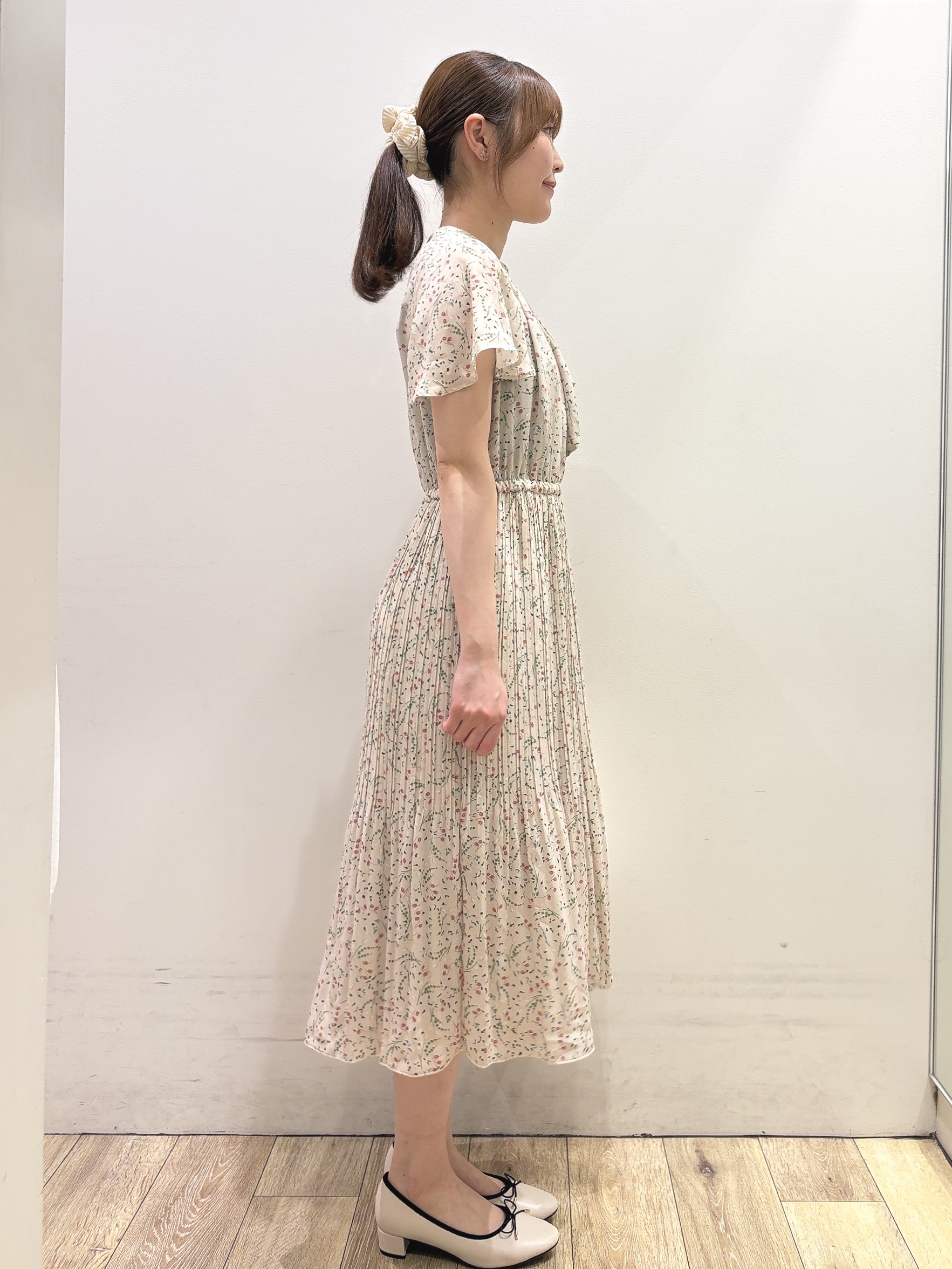 MOMOさんの「index｜◆【日比谷花壇コラボ】ラッフルタイプリーツワンピース【防シワ/洗濯機OK】」を使ったコーディネート