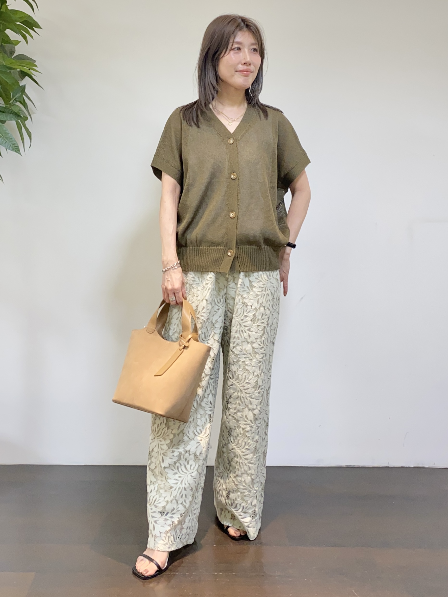 tomoさんの「UNTITLED｜【洗える/清涼感】ドライタッチスリーブレスカーディガン」を使ったコーディネート