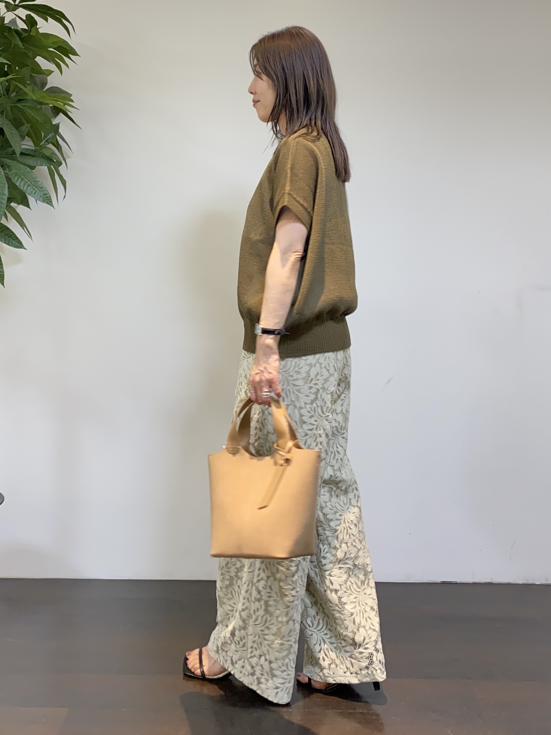 tomoさんの「UNTITLED｜【洗える/清涼感】ドライタッチスリーブレスカーディガン」を使ったコーディネート