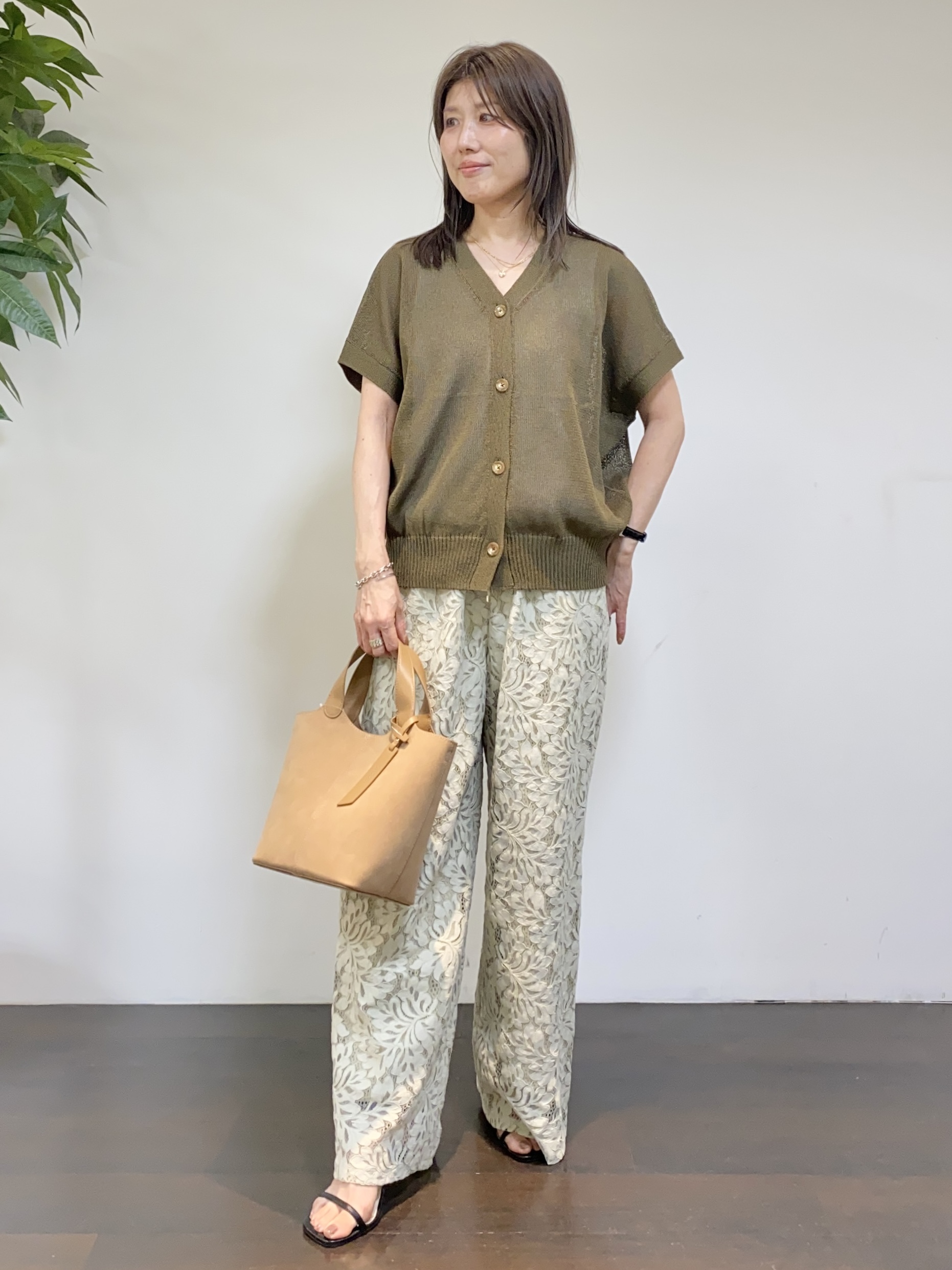 tomoさんの「UNTITLED｜【洗える/清涼感】ドライタッチスリーブレスカーディガン」を使ったコーディネート