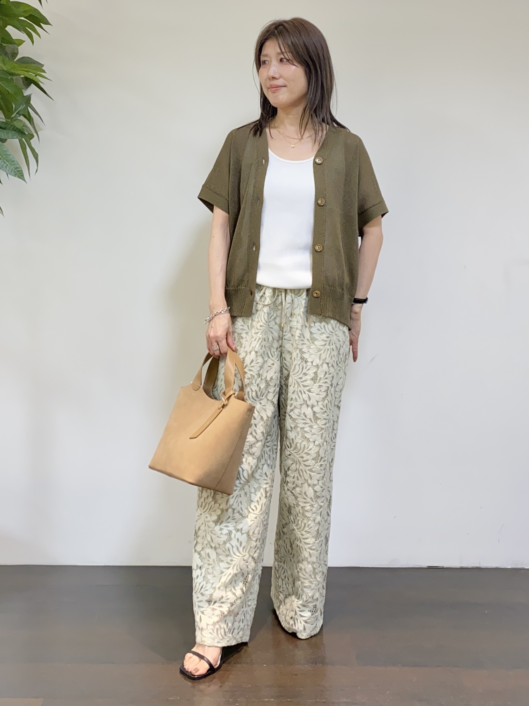 tomoさんの「UNTITLED｜【洗える/清涼感】ドライタッチスリーブレスカーディガン」を使ったコーディネート