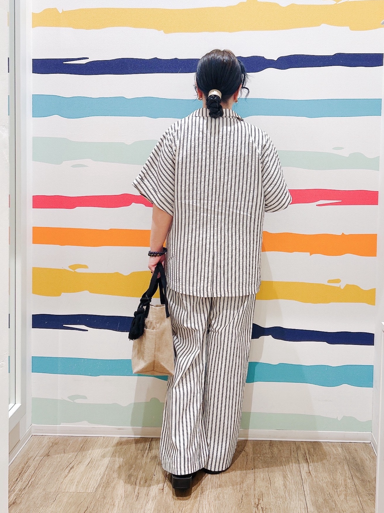 Peeさんの「SHOO･LA･RUE｜【ひんやり/吸水速乾/セットアップ可】羽織るだけで主役になる サッカーストライプシャツジャケット」を使ったコーディネート