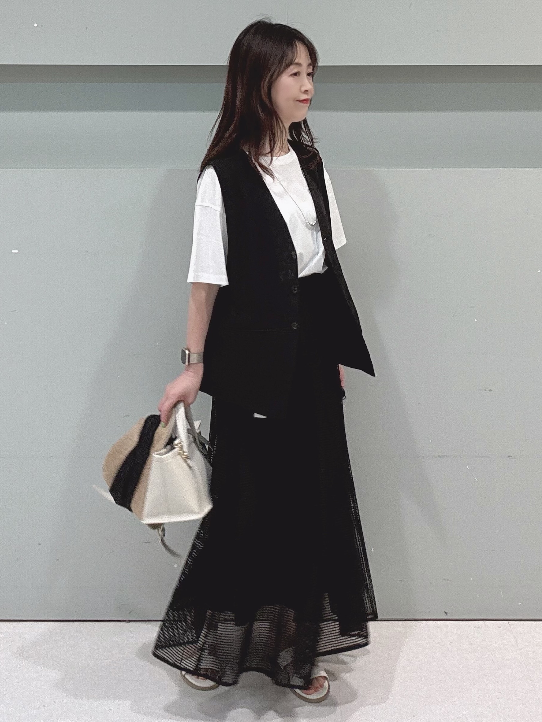 makiさんの「UNTITLED｜【セットアップ可/接触冷感/通気性】ドライシアーVネックジレ」を使ったコーディネート