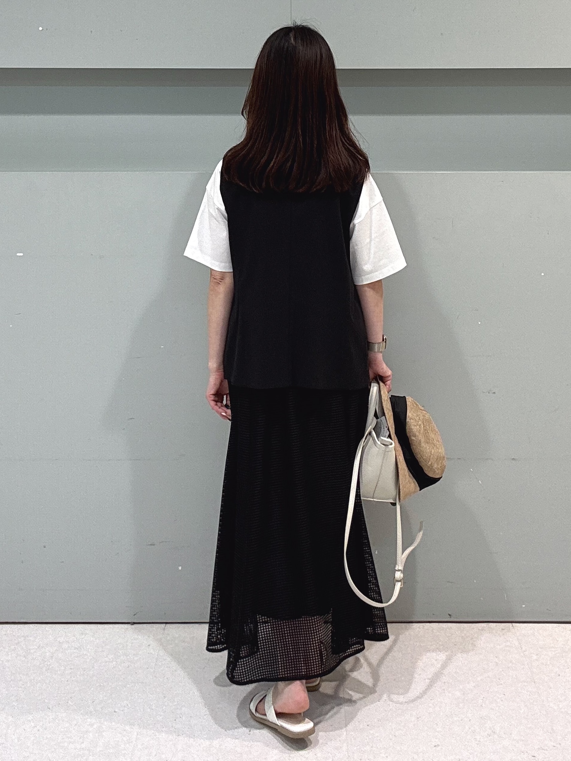 makiさんの「UNTITLED｜【セットアップ可/接触冷感/通気性】ドライシアーVネックジレ」を使ったコーディネート