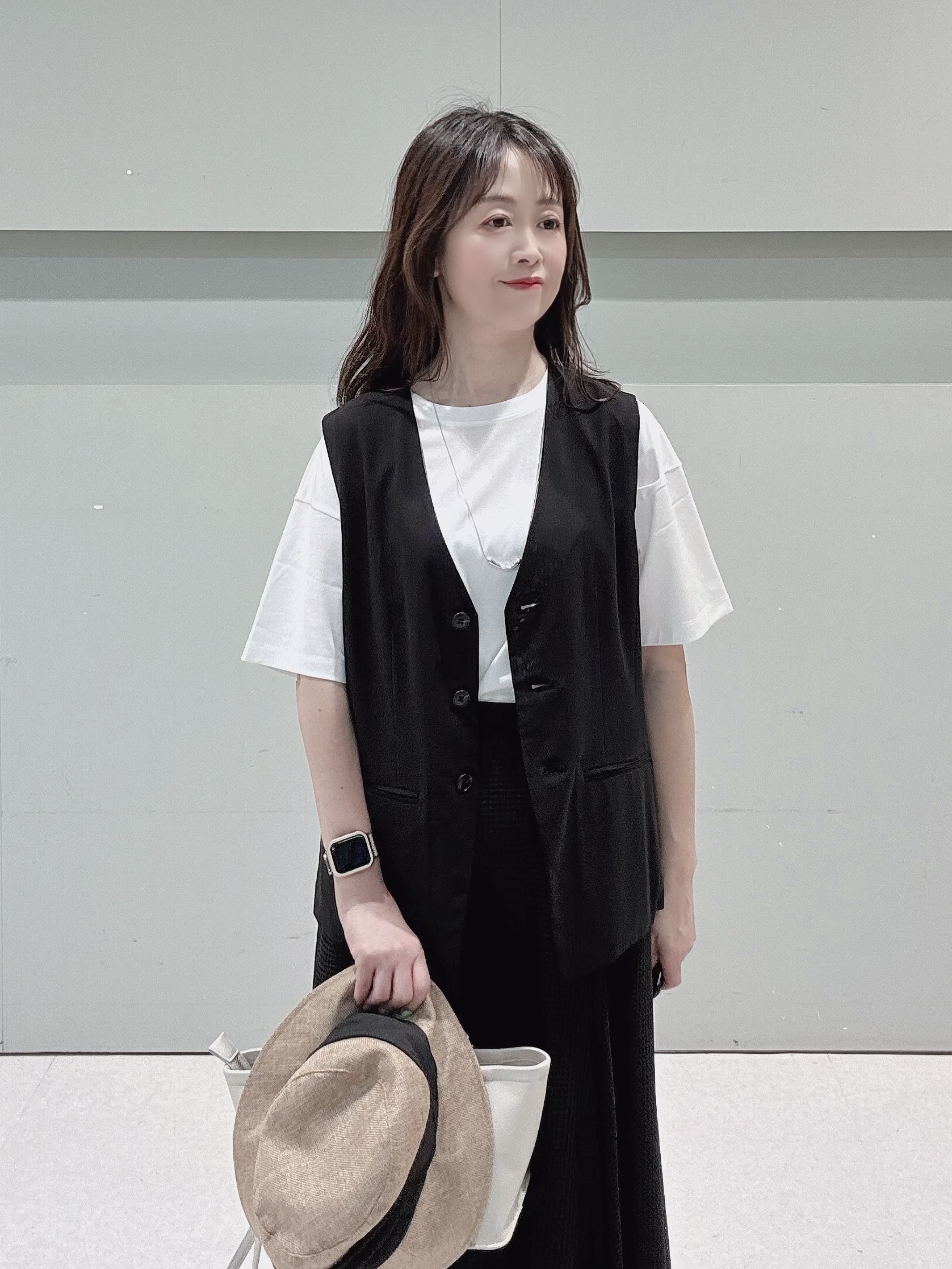 makiさんの「UNTITLED｜【セットアップ可/接触冷感/通気性】ドライシアーVネックジレ」を使ったコーディネート