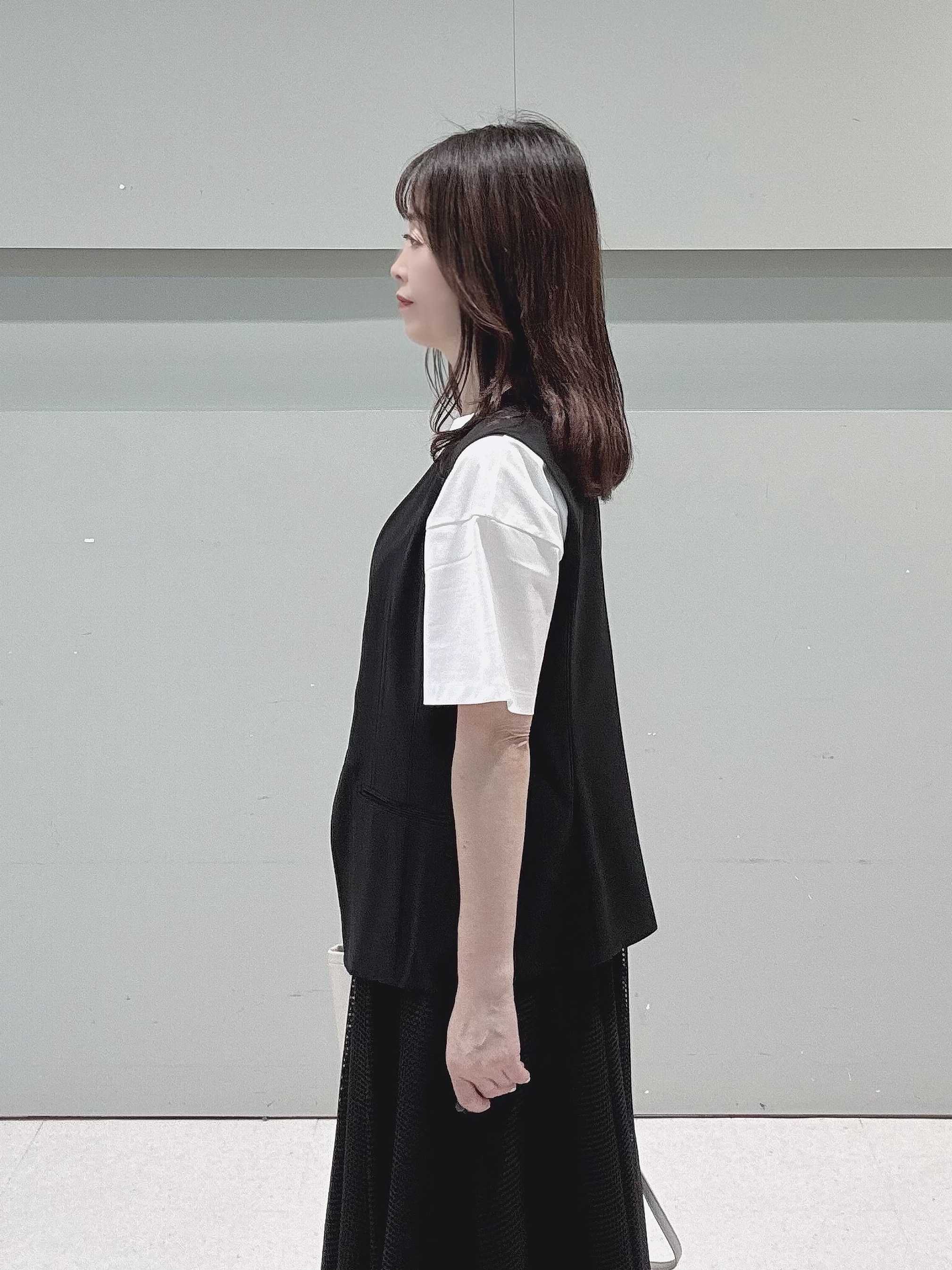 makiさんの「UNTITLED｜【セットアップ可/接触冷感/通気性】ドライシアーVネックジレ」を使ったコーディネート
