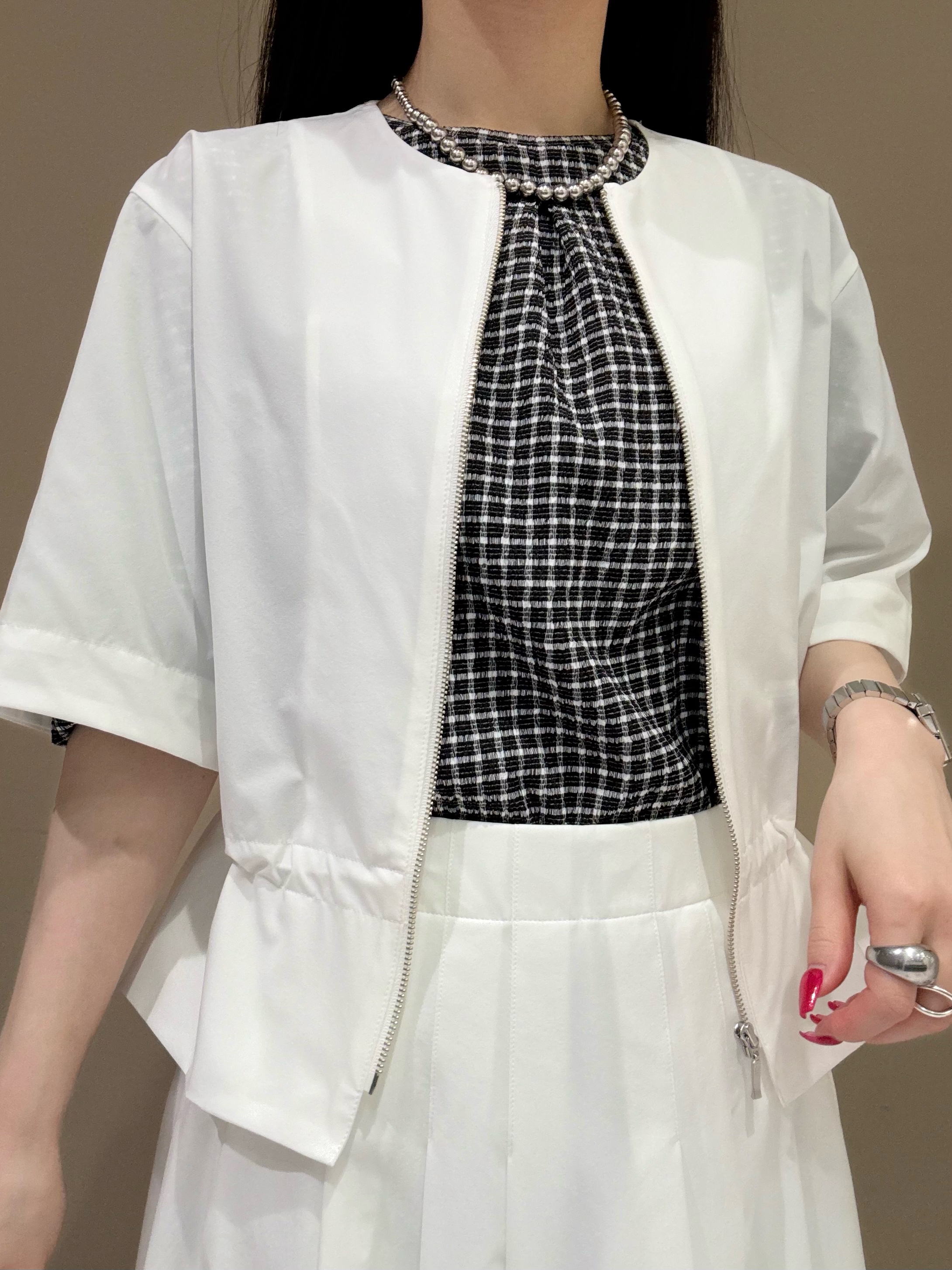 KEIKOさんの「INDIVI｜【撥水／UVケア／SETUP可能】軽量5分袖ライトブルゾン」を使ったコーディネート