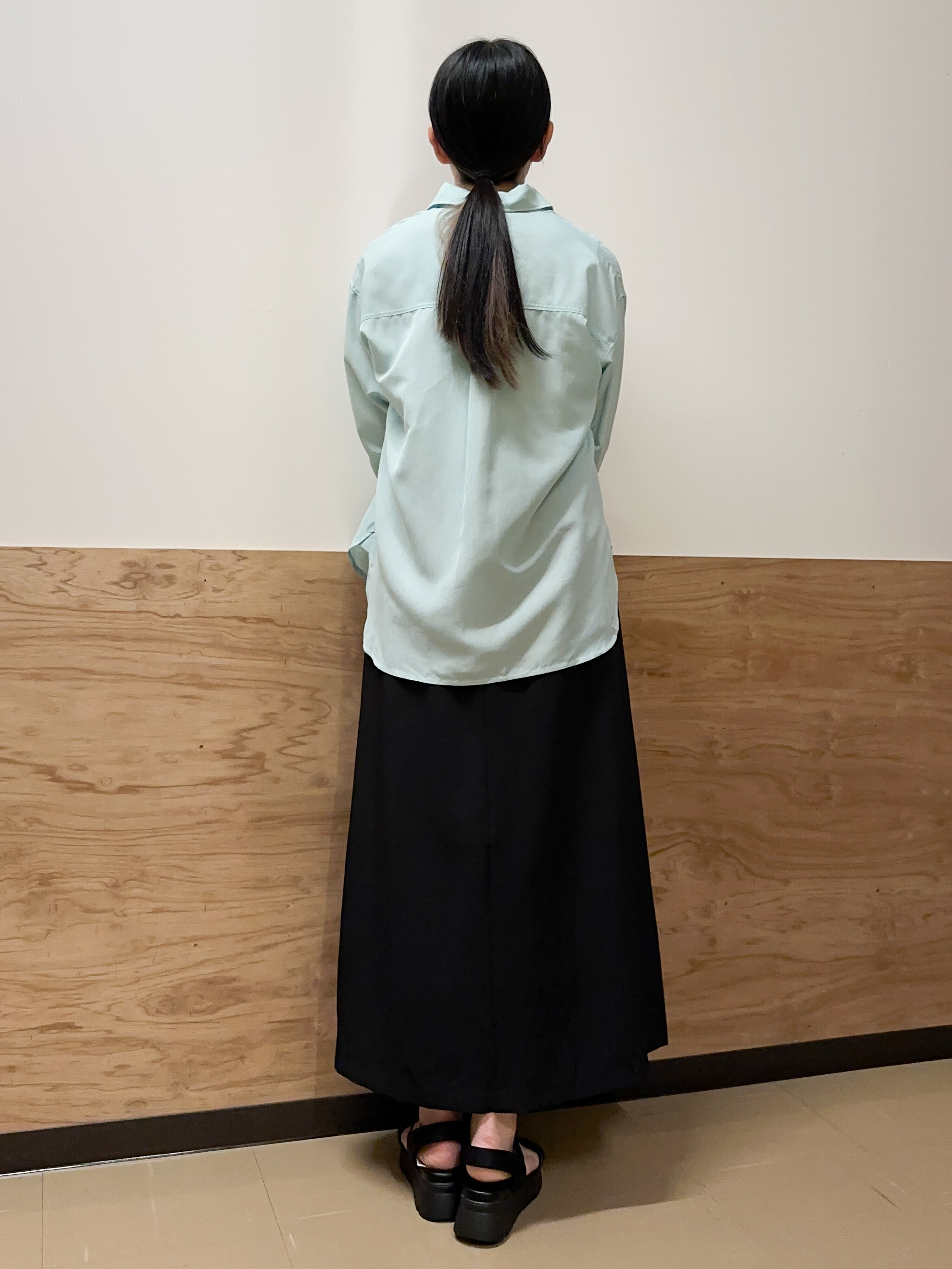 すーさんの「grove｜【洗濯機OK・ひんやり】朝晩の気温差に◎軽やかシアーシャツ」を使ったコーディネート