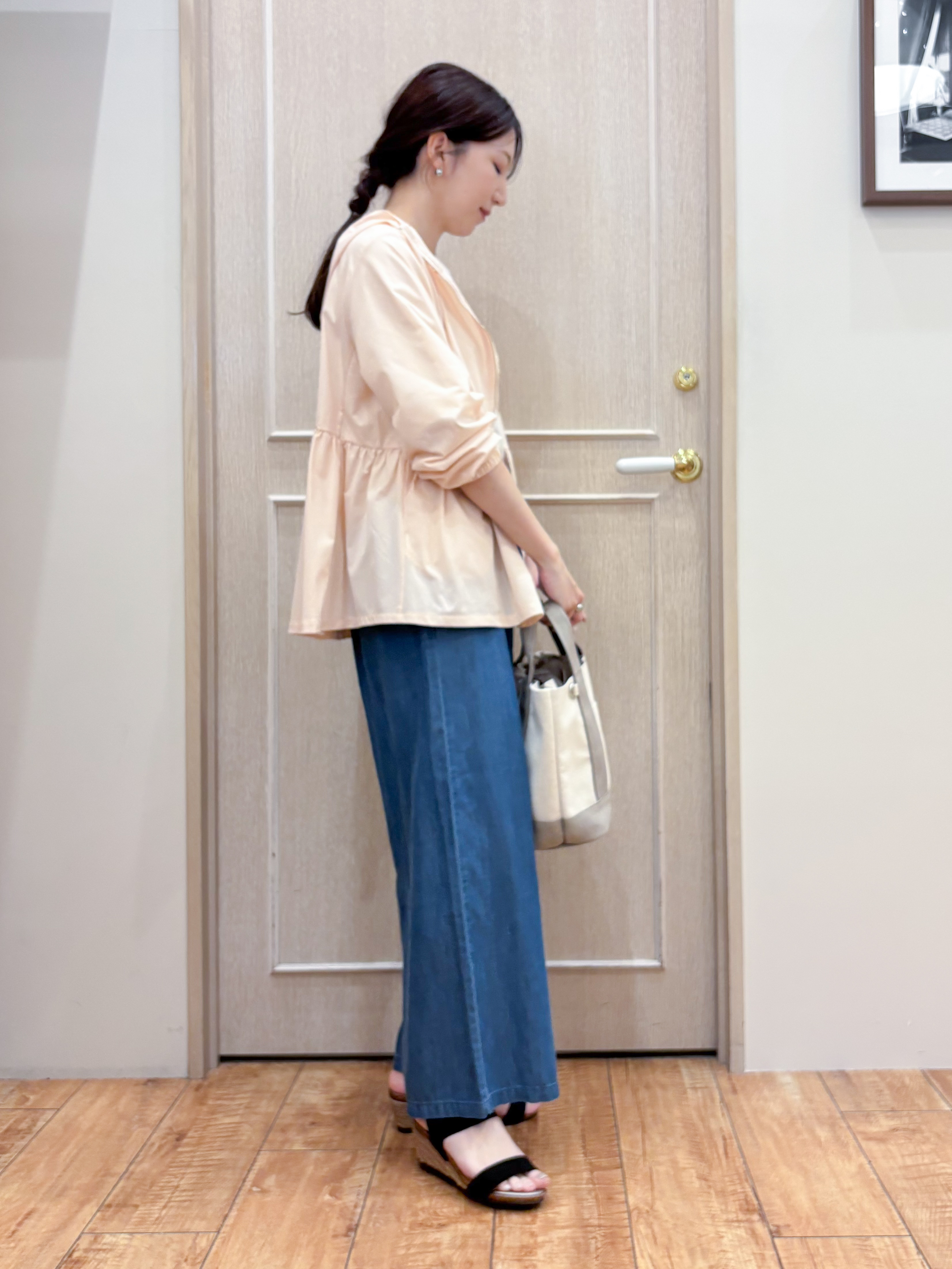 なみさんの「SHOO･LA･RUE｜【ひんやり/S-LL/体型カバー】ペプラムフリルとゴールドパーツが女性らしい UVパーカ」を使ったコーディネート