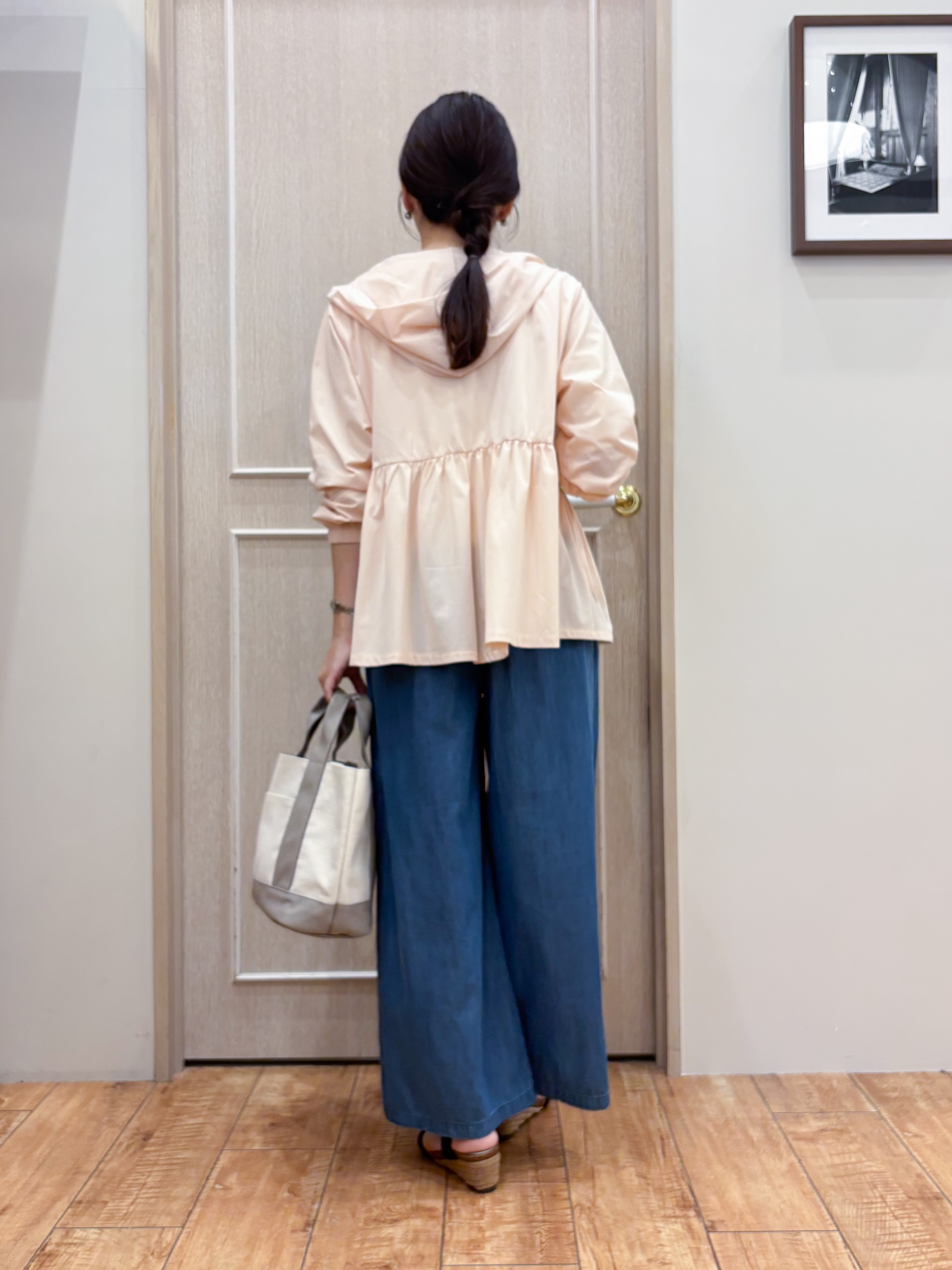 なみさんの「SHOO･LA･RUE｜【ひんやり/S-LL/体型カバー】ペプラムフリルとゴールドパーツが女性らしい UVパーカ」を使ったコーディネート