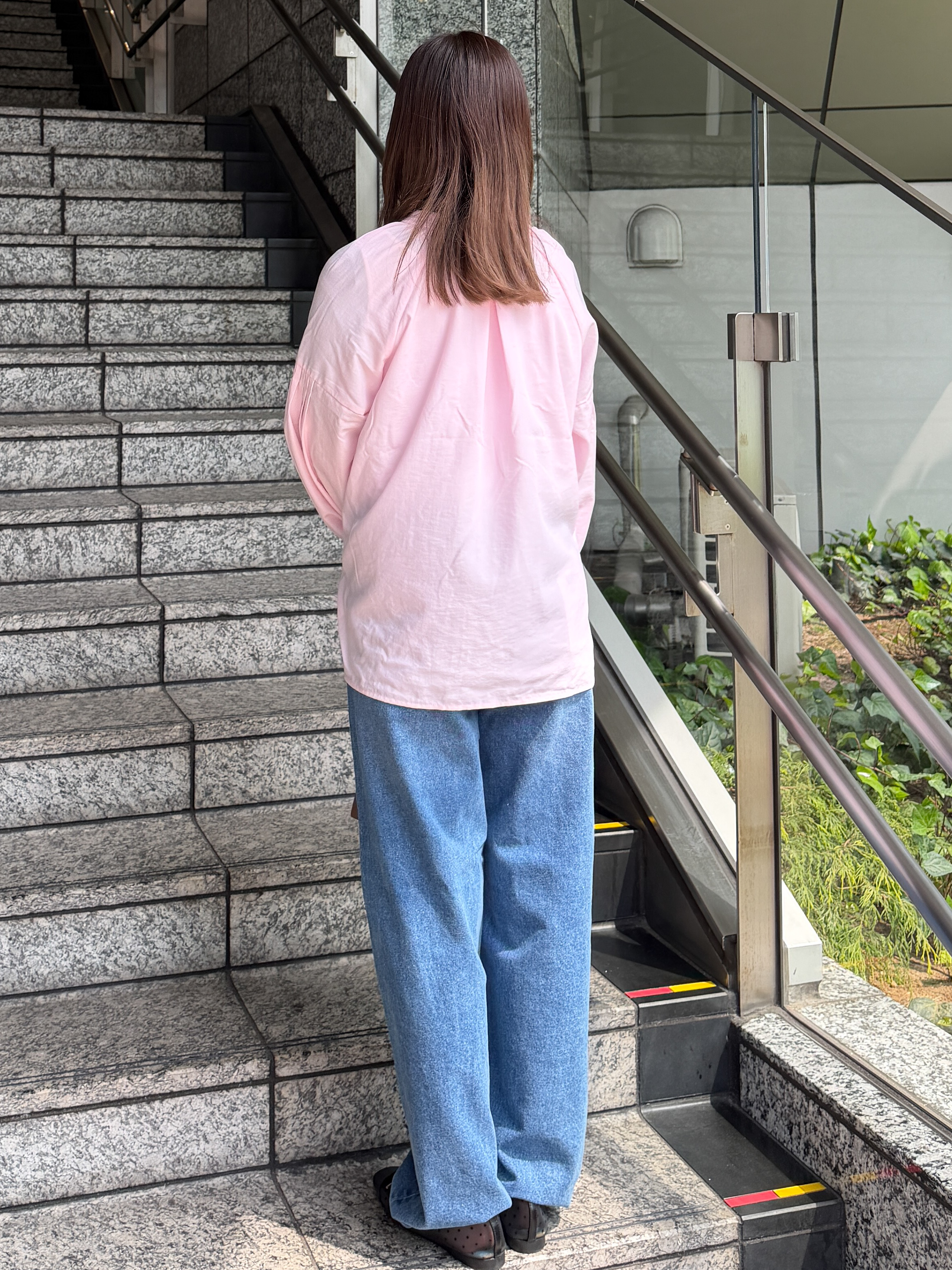 HANNAさんの「OPAQUE.CLIP｜スキッパーボリュームスリーブブラウス【洗濯機OK】」を使ったコーディネート
