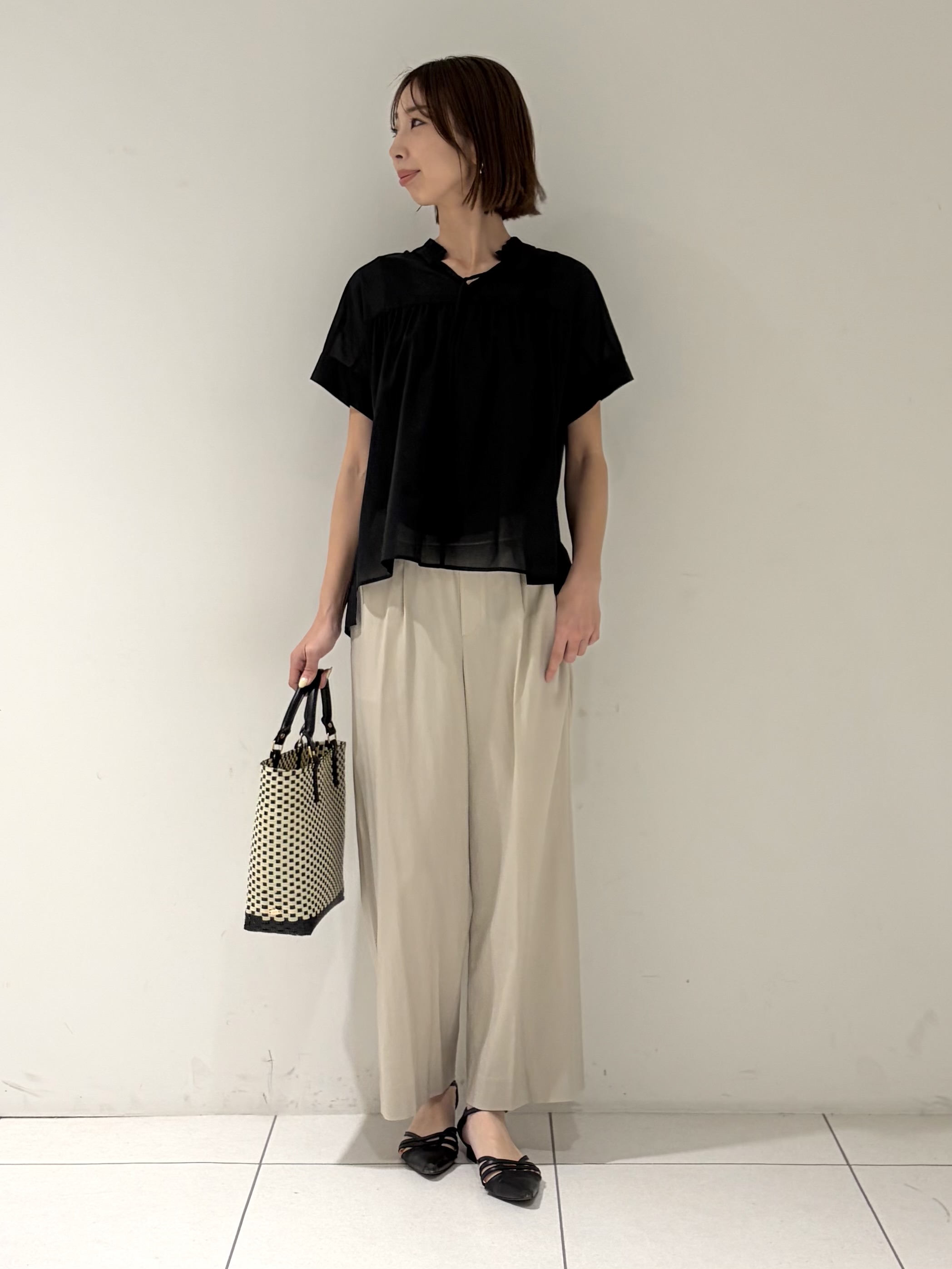shioriさんの「INDIVI｜【洗える／軽やか】フリル衿ギャザーブラウス」を使ったコーディネート