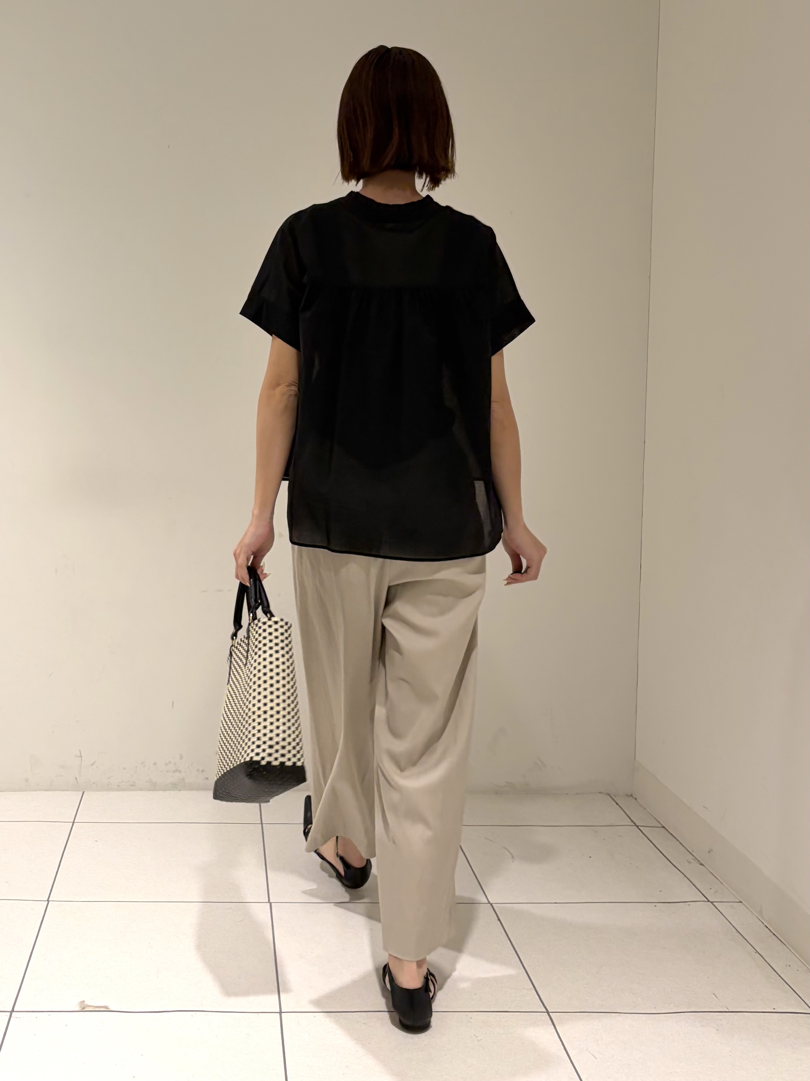 shioriさんの「INDIVI｜【洗える／軽やか】フリル衿ギャザーブラウス」を使ったコーディネート