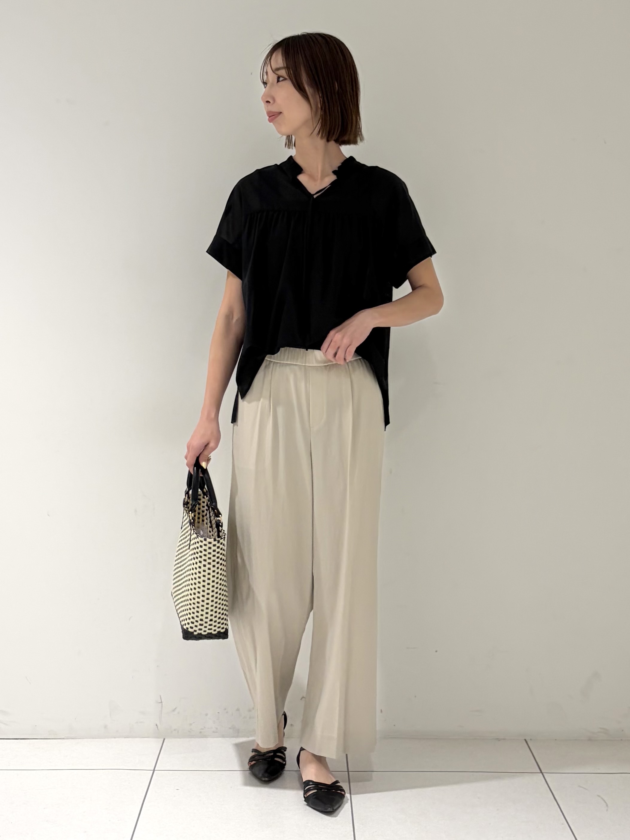shioriさんの「INDIVI｜【洗える／軽やか】フリル衿ギャザーブラウス」を使ったコーディネート