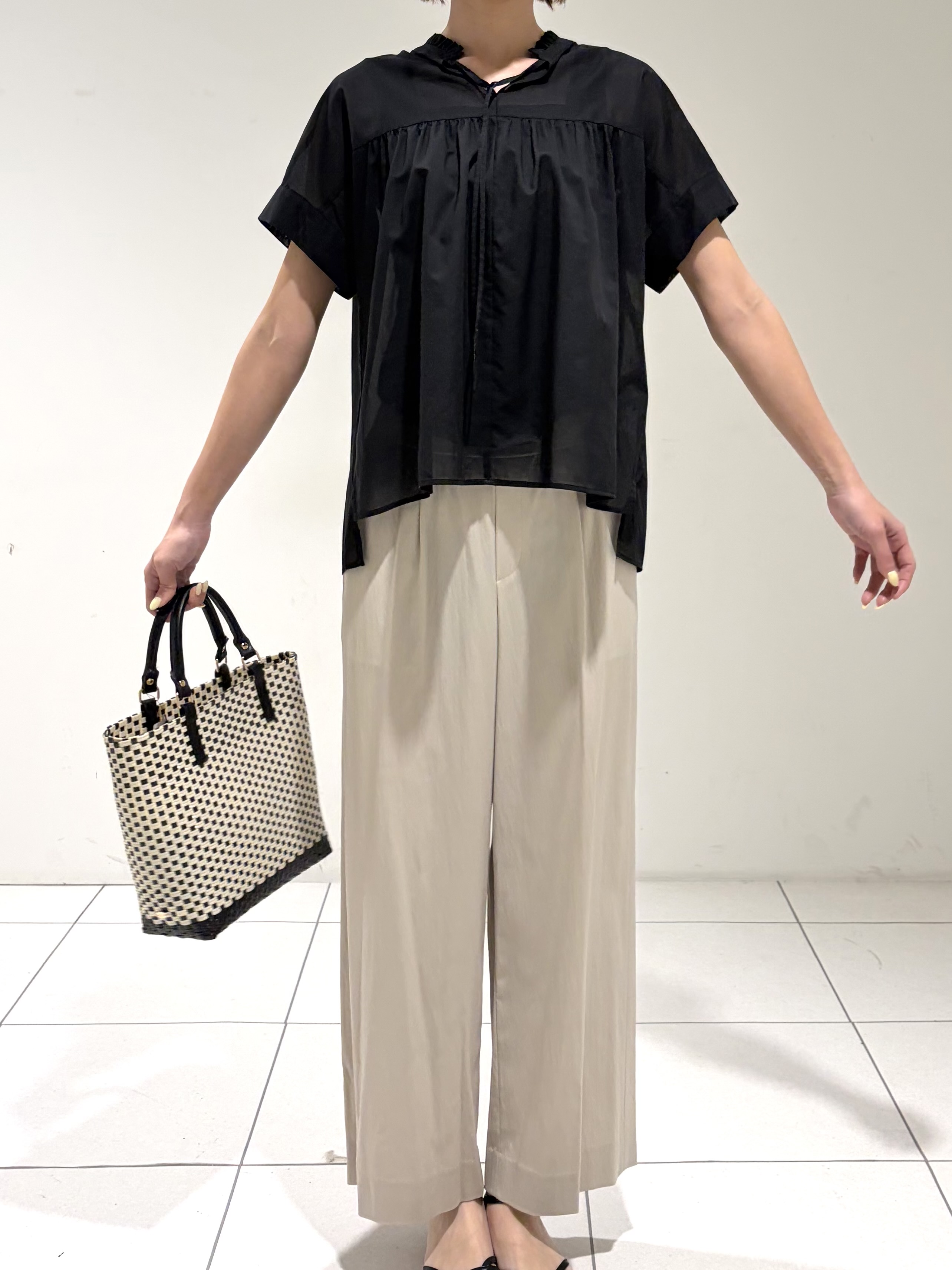 shioriさんの「INDIVI｜【洗える／軽やか】フリル衿ギャザーブラウス」を使ったコーディネート