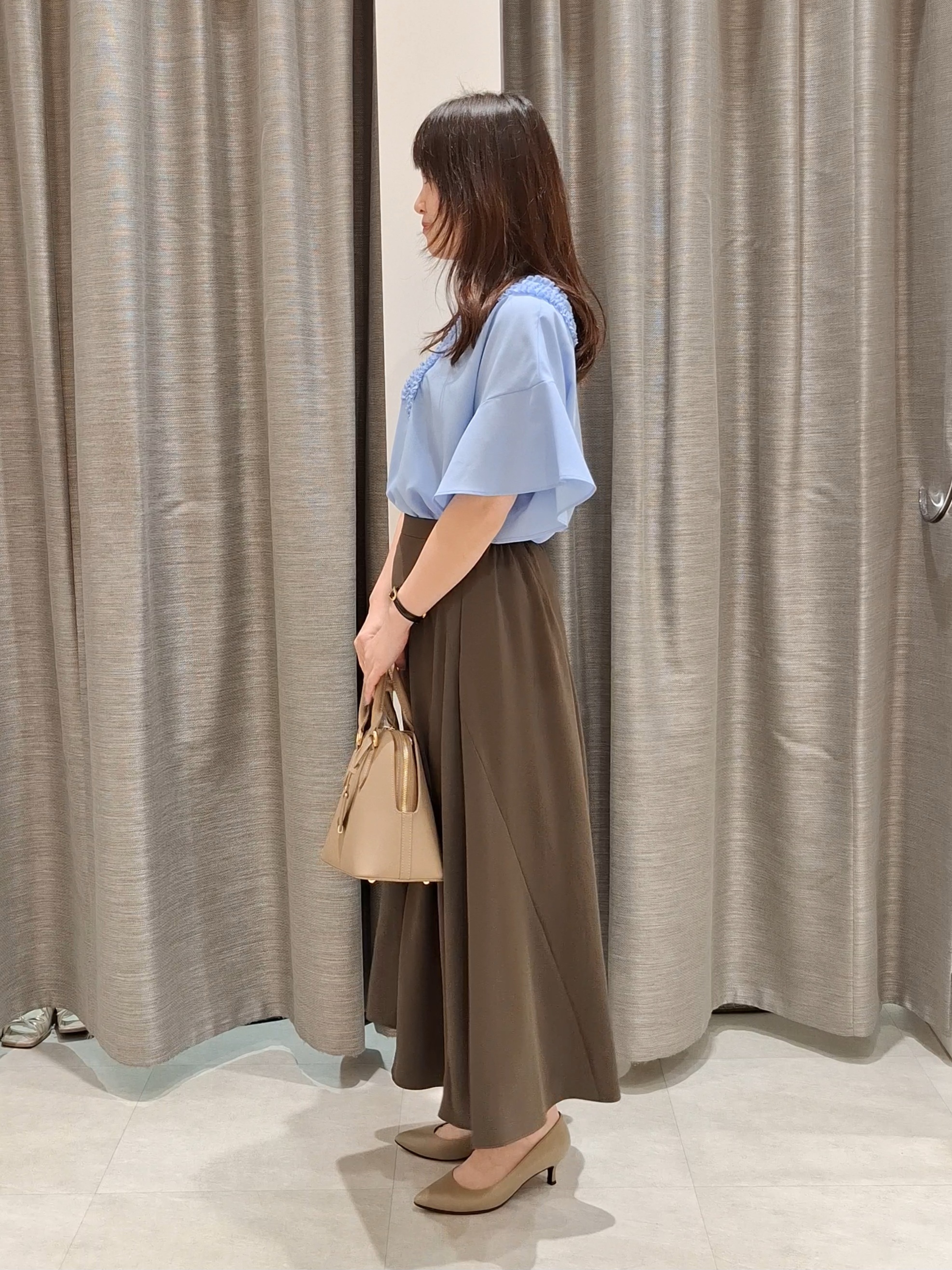 YuKaRiさんの「UNTITLED｜【接触冷感/通気性/洗える】Vネックフリルブラウス」を使ったコーディネート