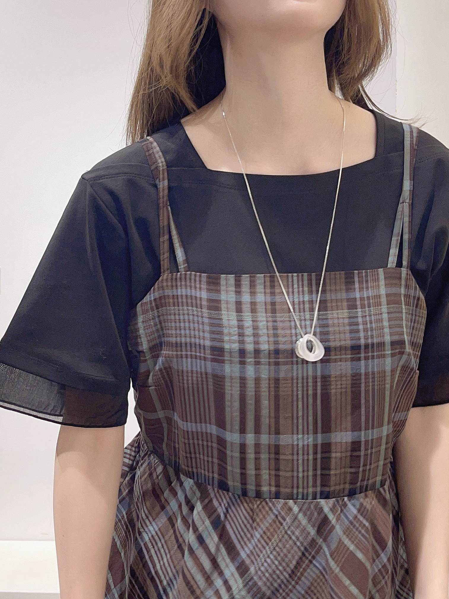 HITOMIさんの「grove｜【貴島明日香さん着用】夏を楽しむ一枚、マドラスチェックキャミワンピース」を使ったコーディネート