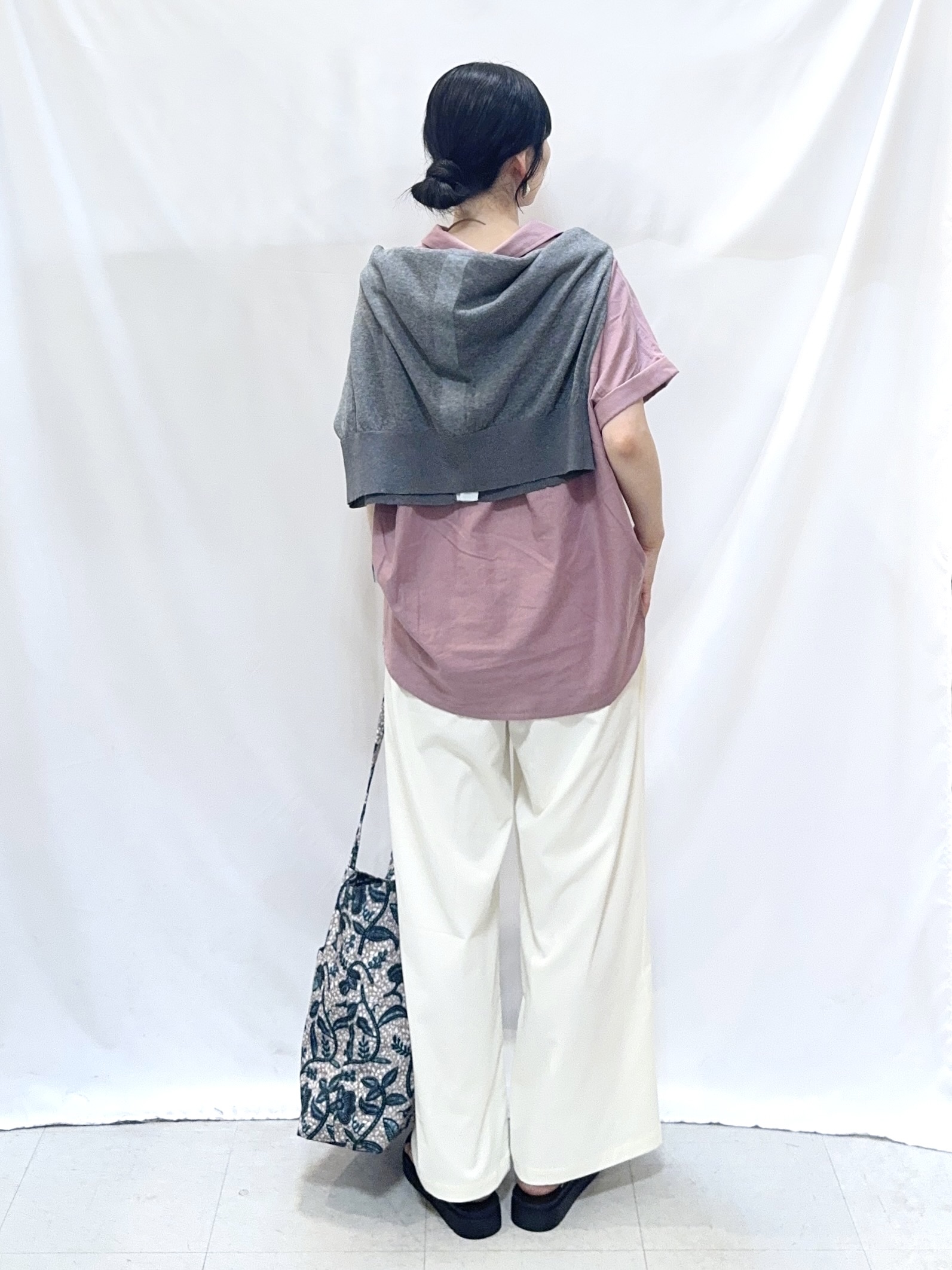 𝐇𝐢𝐫𝐨𝐦𝐢さんの「SHOO･LA･RUE｜【ひんやり/UV】インせず着られる フレンチリネンスキッパーシャツ」を使ったコーディネート