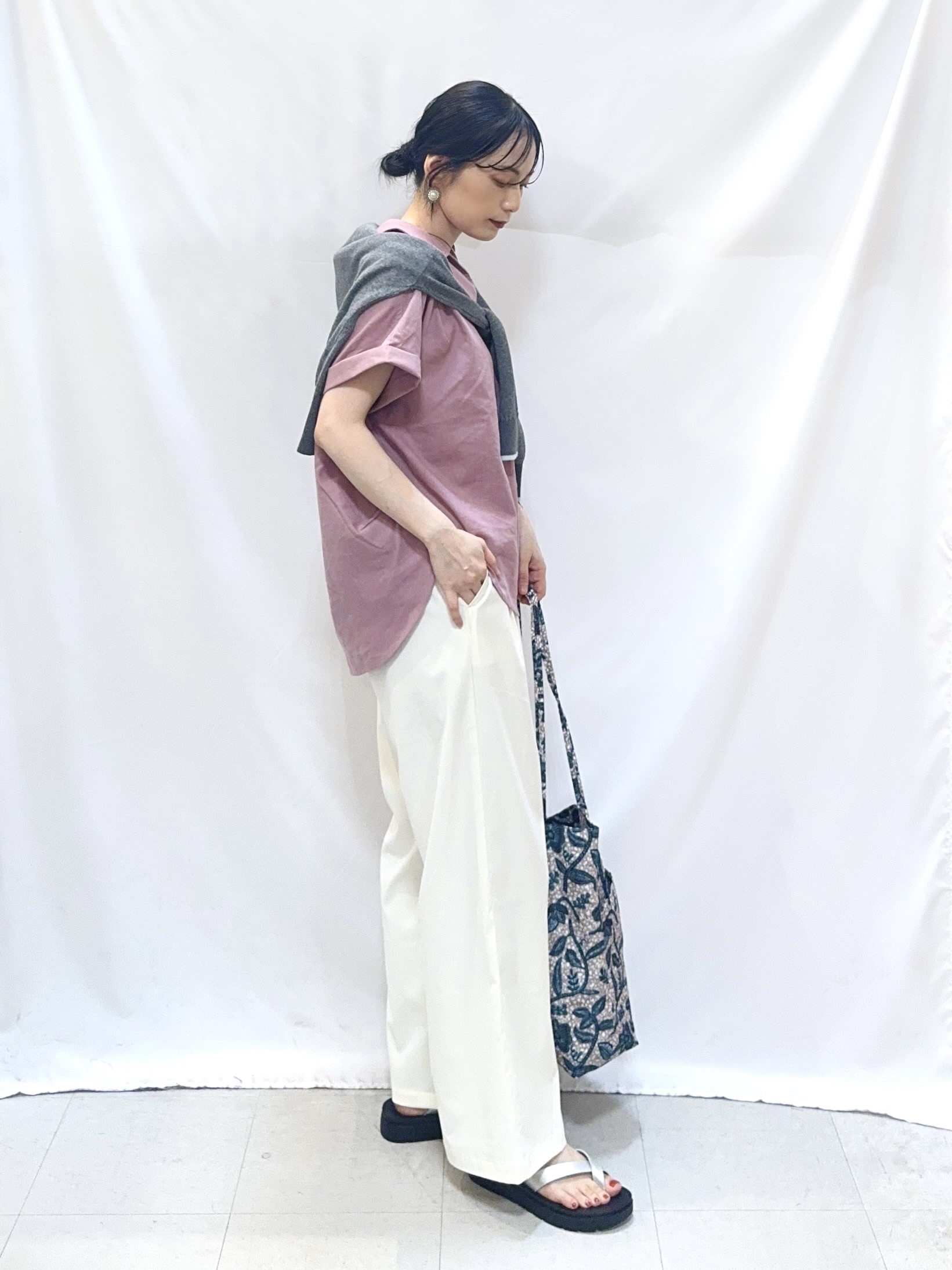 𝐇𝐢𝐫𝐨𝐦𝐢さんの「SHOO･LA･RUE｜【ひんやり/UV】インせず着られる フレンチリネンスキッパーシャツ」を使ったコーディネート