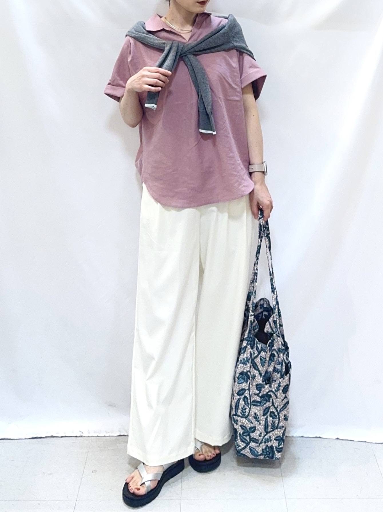 𝐇𝐢𝐫𝐨𝐦𝐢さんの「SHOO･LA･RUE｜【ひんやり/UV】インせず着られる フレンチリネンスキッパーシャツ」を使ったコーディネート